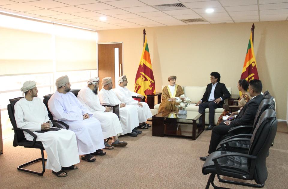 OmanEmbassyCMB's tweet photo. إجتمع سعادة السفير رئيس البعثة بمعية الوفد الزائر من الشركة العمانية لإستثمارات الغذاء بمعالي واسانتا سيراماسنجه وزير التجارة والأمن الغذائي وتنمية التعاون ناقشوا سبل تعزيز  الأمن الغذائي في البلدين
@FMofOman https://t.co/rHnYekV4qL