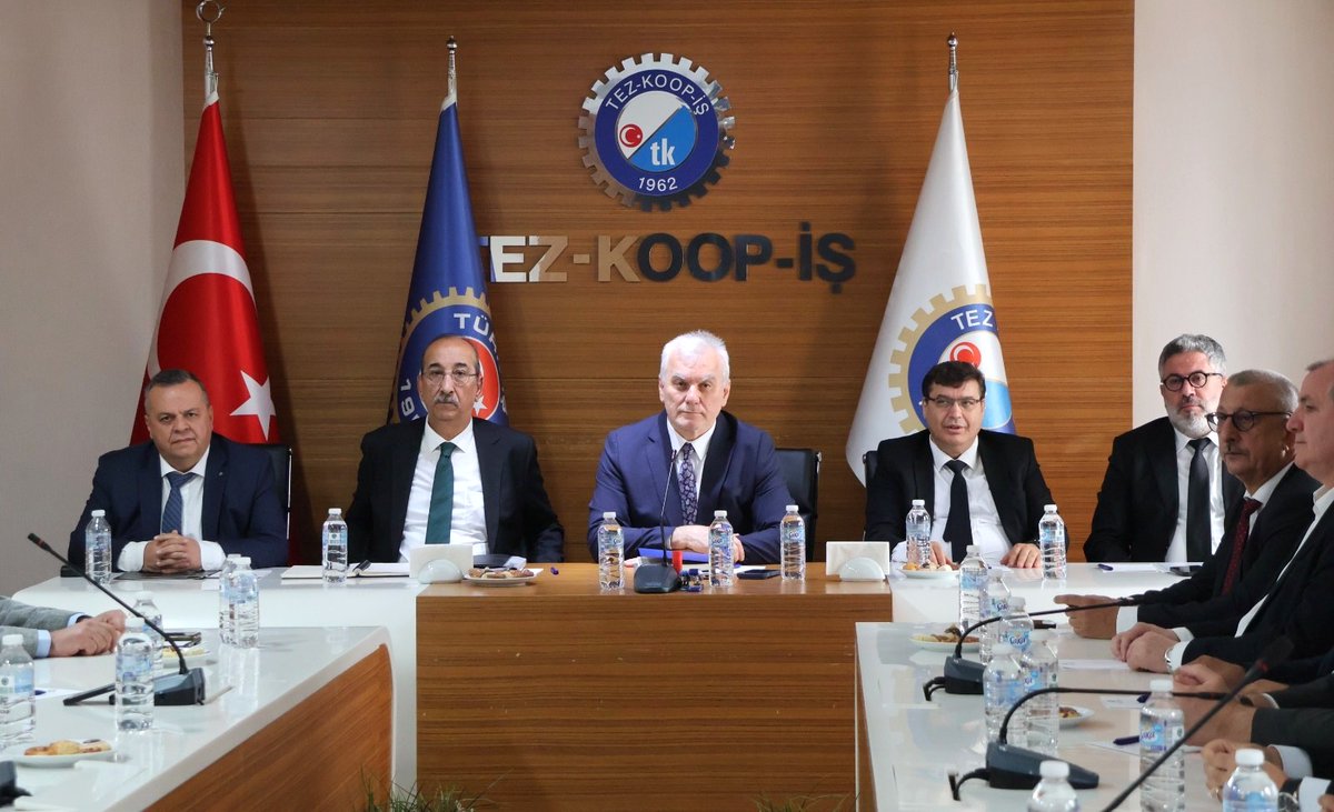 tezkoopissndk's tweet photo. Tez-Koop-İş Sendikası Başkanlar Kurulu, işçi sınıfının kritik bir eşikten geçtiği, ekonomik krizin derin bir gelir bölüşümü adaletsizliğine dönüştüğü ve sendikal hakların sistematik saldırılara maruz kaldığı bir atmosferde, 11 Mayıs 2026 tarihinde toplandı. https://t.co/OnvUQqc4G8