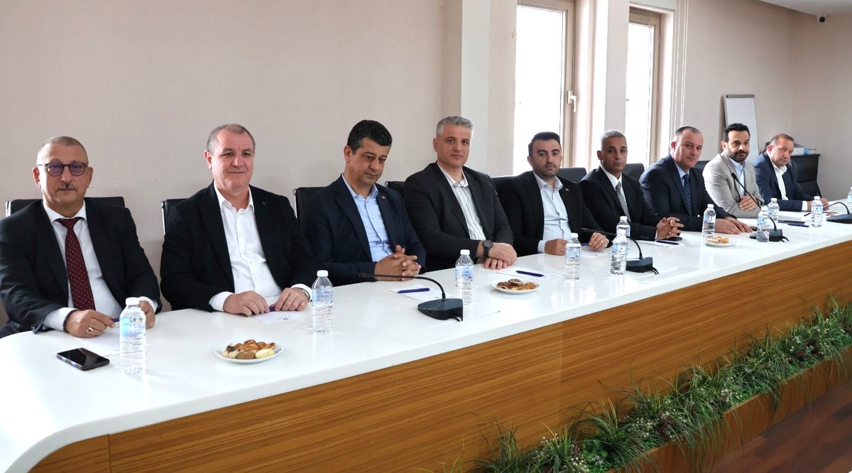 tezkoopissndk's tweet photo. Tez-Koop-İş Sendikası Başkanlar Kurulu, işçi sınıfının kritik bir eşikten geçtiği, ekonomik krizin derin bir gelir bölüşümü adaletsizliğine dönüştüğü ve sendikal hakların sistematik saldırılara maruz kaldığı bir atmosferde, 11 Mayıs 2026 tarihinde toplandı. https://t.co/OnvUQqc4G8