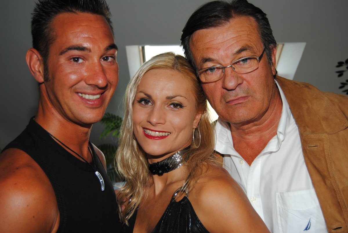 IrisCastingProd's tweet photo. Directrice d'un des plus grands clubs libertins de France, elle tourne sa première scène porno avec son mari et son DJ📹🎬😍 !!!
Voir sa vidéo 👉 https://t.co/u6TFZPXgUB https://t.co/ucF5kb2Bwv