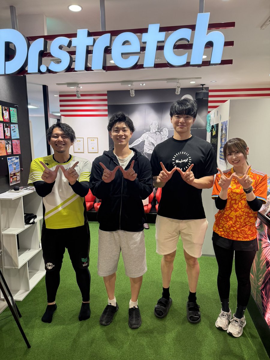 naosunflower14's tweet photo. 🟧🏀ベルテックス静岡🏀🟧
上村選手、今野選手に
ご来店をいただきました💪
ストレッチを受けていただき、
ありがとうございました😊

#ベルテックス静岡 
#上村大佐　選手🏀
#今野海輝　選手🏀 https://t.co/w8pBQQJjRM