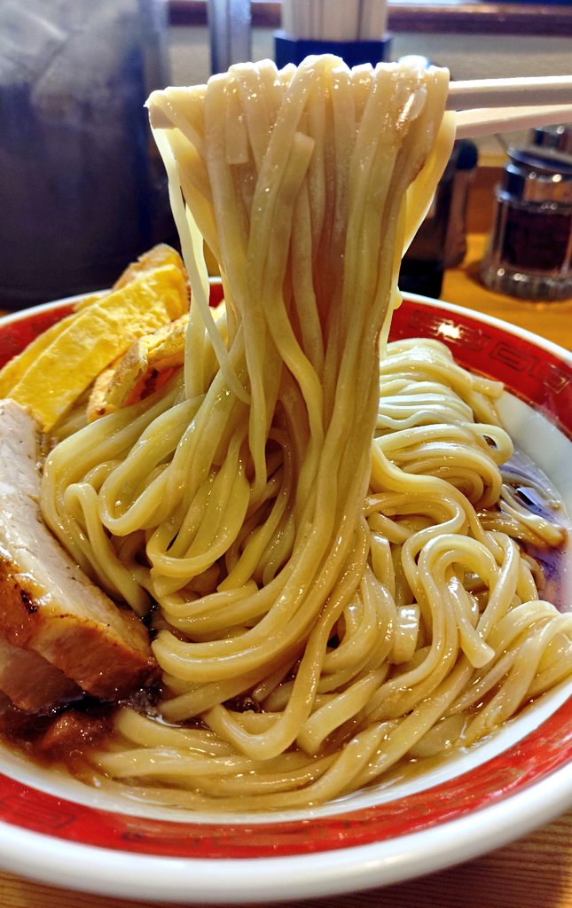 toriumimen's tweet photo. 麺や清流@長瀬
【夏季限定】冷やし中華

甘味と酸味のバランスが絶妙な醤油ベースのタレが冷水で良く締められた小麦の風味豊かで喉越しの良い麺肌の自家製平打ち中太麺に絡まり最高に美味い。たっぷりな辛子も嬉しい。具は茶美豚使用の熱々で肉厚ホロトロな炙り豚バラ叉焼、錦糸玉子、胡瓜🍜#ラーメン https://t.co/pc0tLRIHXb