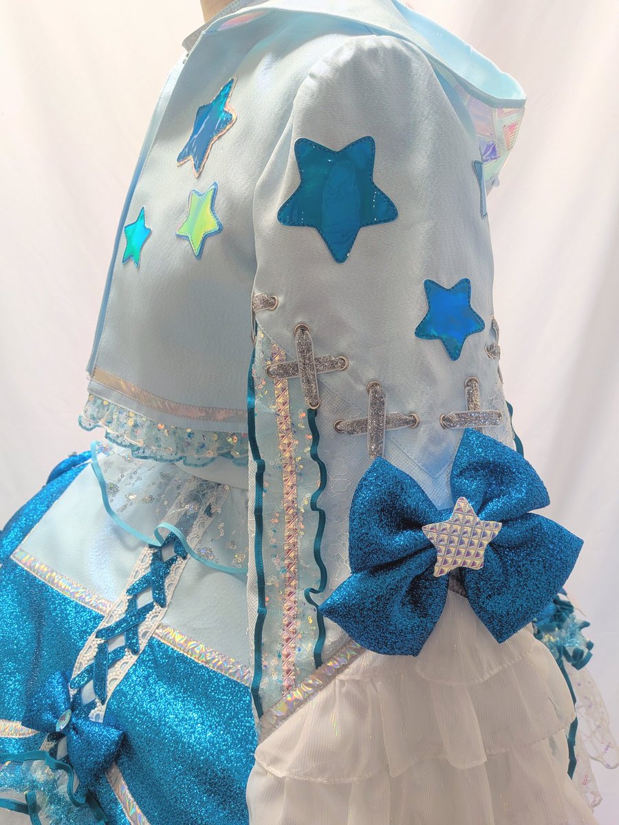 星は全て一つ一つ生地を切り出して縫い付けています🌟 後ろの名前は