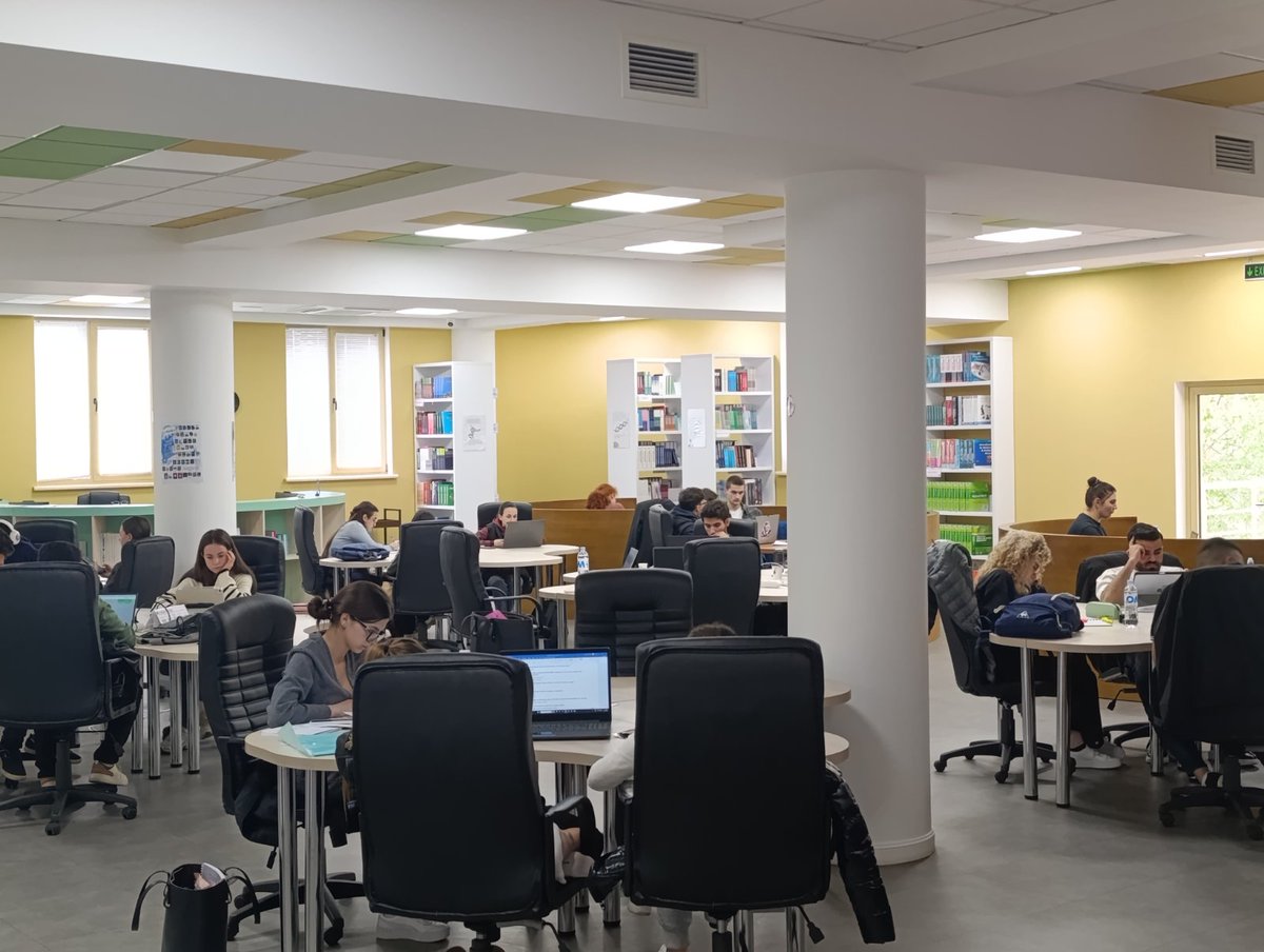 BSM_USMF's tweet photo. Fotografiile din sălile cu acces liber la raft ale Bibliotecii Științifice Medicale surprind atmosfera acestor zile: studenți dedicați, mese pline de cărți și laptopuri, studiu și cercetare. Biblioteca prinde viață prin oamenii care îi trec pragul zilnic.

#BŞM #USMF #ASRM https://t.co/UA3Q2dKdfV