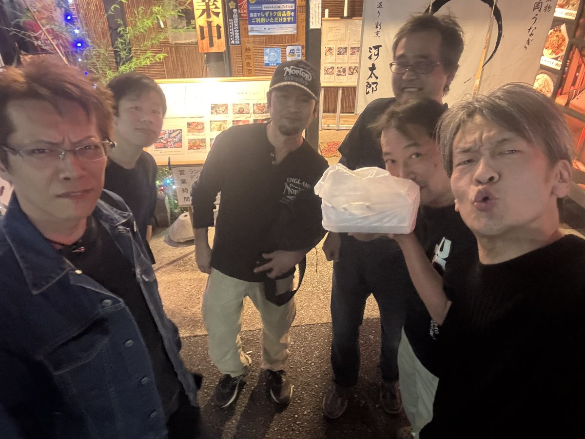 LOVELOVEGARDEN's tweet photo. 静岡ホビーショー前夜

ガレージキットを始めてから
ず〜っと無茶苦茶お世話になっているRCベルグさんにお邪魔してきました！
タイミングよく粘土埋めされていた新作のMK41や保存中の母型などなどを見せていただきました！

工房を後にして『活造り河太郎』さん〜からの呑み歩き😊
夜も更けてみんないい感じに出来上がってきたホビーショー前日、最高に楽しかったです😆