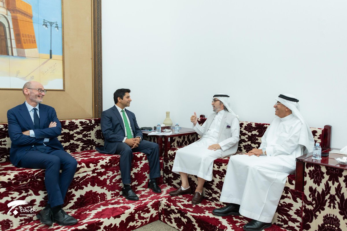 JeddahChamber's tweet photo. استقبل رئيس #غرفة_جدة سعادة الأستاذ محمد يوسف ناغي كبير مستشاري رئيس الوزراء للأعمال والاستثمار والتجارة بالمملكة المتحدة سعادة الأستاذ فارون شاندرا، جرى خلال اللقاء بحث سبل التعاون بما يخدم قطاعات الأعمال المشتركة بين البلدين. https://t.co/HaFcRp5z5o