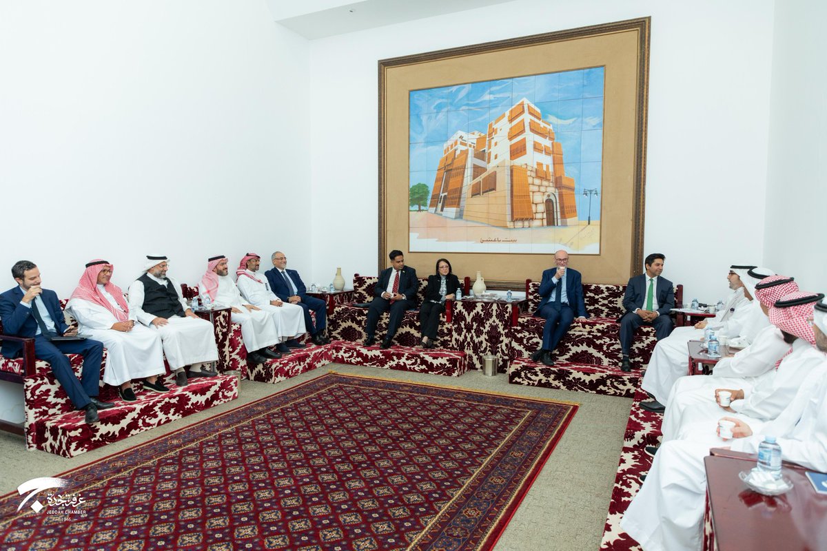 JeddahChamber's tweet photo. استقبل رئيس #غرفة_جدة سعادة الأستاذ محمد يوسف ناغي كبير مستشاري رئيس الوزراء للأعمال والاستثمار والتجارة بالمملكة المتحدة سعادة الأستاذ فارون شاندرا، جرى خلال اللقاء بحث سبل التعاون بما يخدم قطاعات الأعمال المشتركة بين البلدين. https://t.co/HaFcRp5z5o