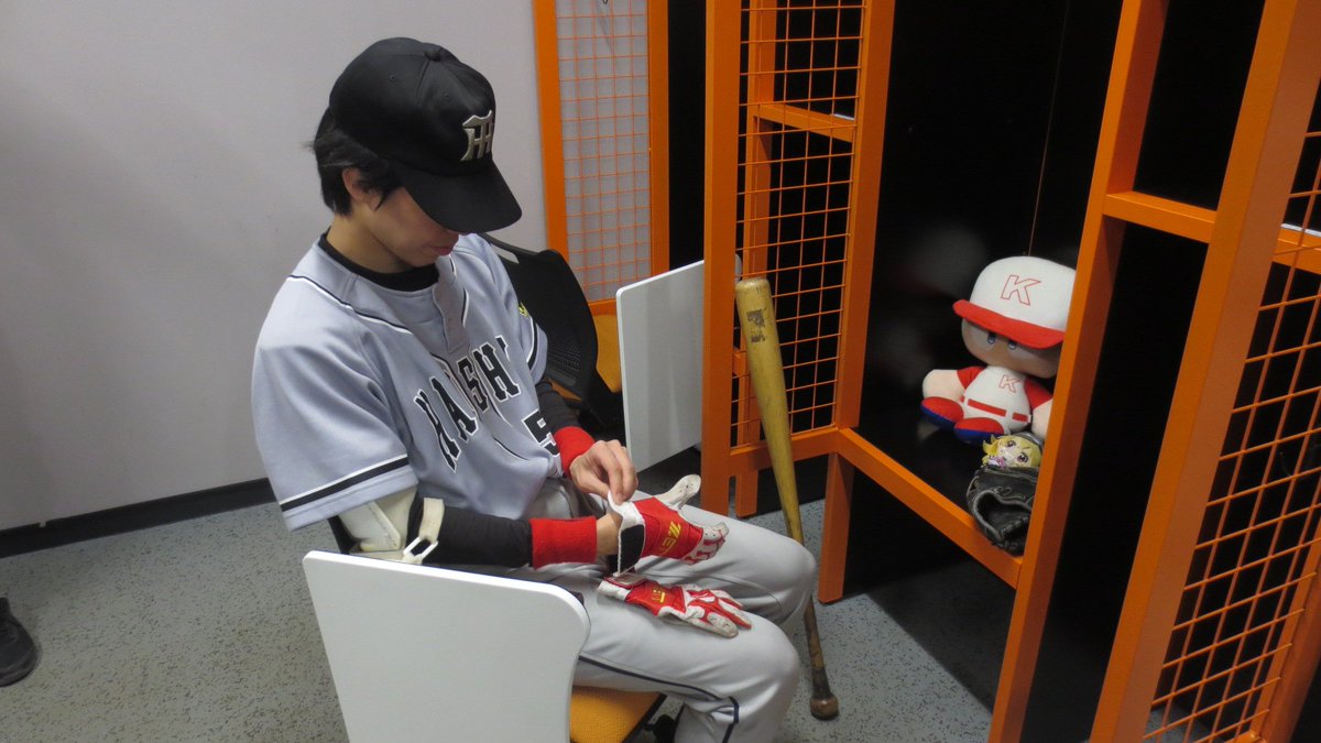 W0gpd's tweet photo. #Gタウンコス
#hanshin
巨人VS阪神の試合前の
練習前に
ロッカールームにて愛用の
赤星専用のバッティンググローブを
はめる、レッドスター
赤星選手

さてと、これから打撃練習に行くとするか！
不思議にも鎮座しているパワプロ君が
彼を見つめていた… https://t.co/q5vNC6jgx3