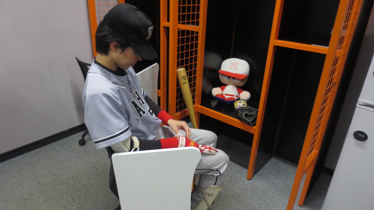 W0gpd's tweet photo. #Gタウンコス
#hanshin
巨人VS阪神の試合前の
練習前に
ロッカールームにて愛用の
赤星専用のバッティンググローブを
はめる、レッドスター
赤星選手

さてと、これから打撃練習に行くとするか！
不思議にも鎮座しているパワプロ君が
彼を見つめていた… https://t.co/q5vNC6jgx3