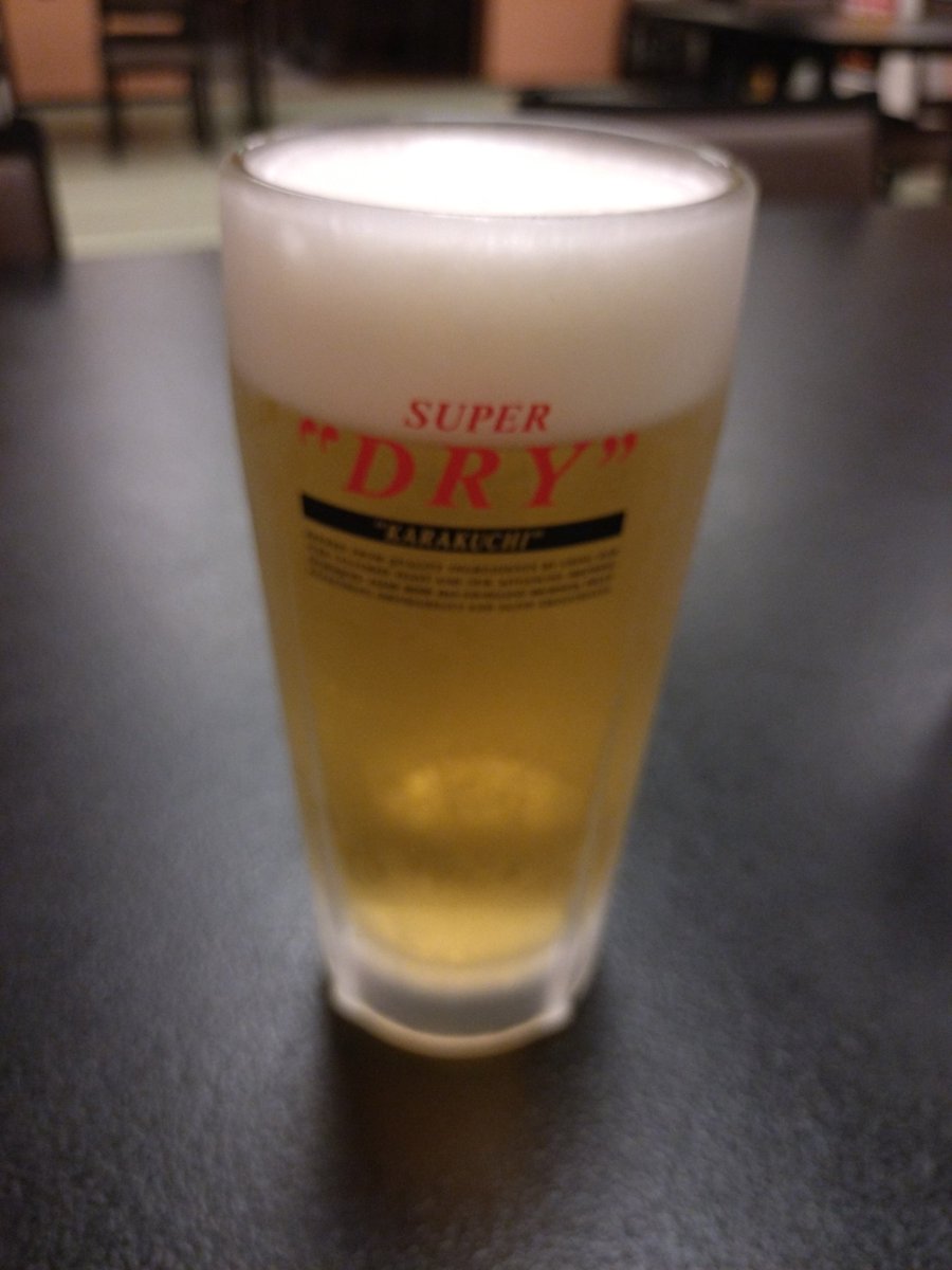 azizmw's tweet photo. 半袖デビューしたと思ったら物凄い雷雨で今度寒いんだけど
まぁ飲むけどね🍻 https://t.co/thuCmeJKeM