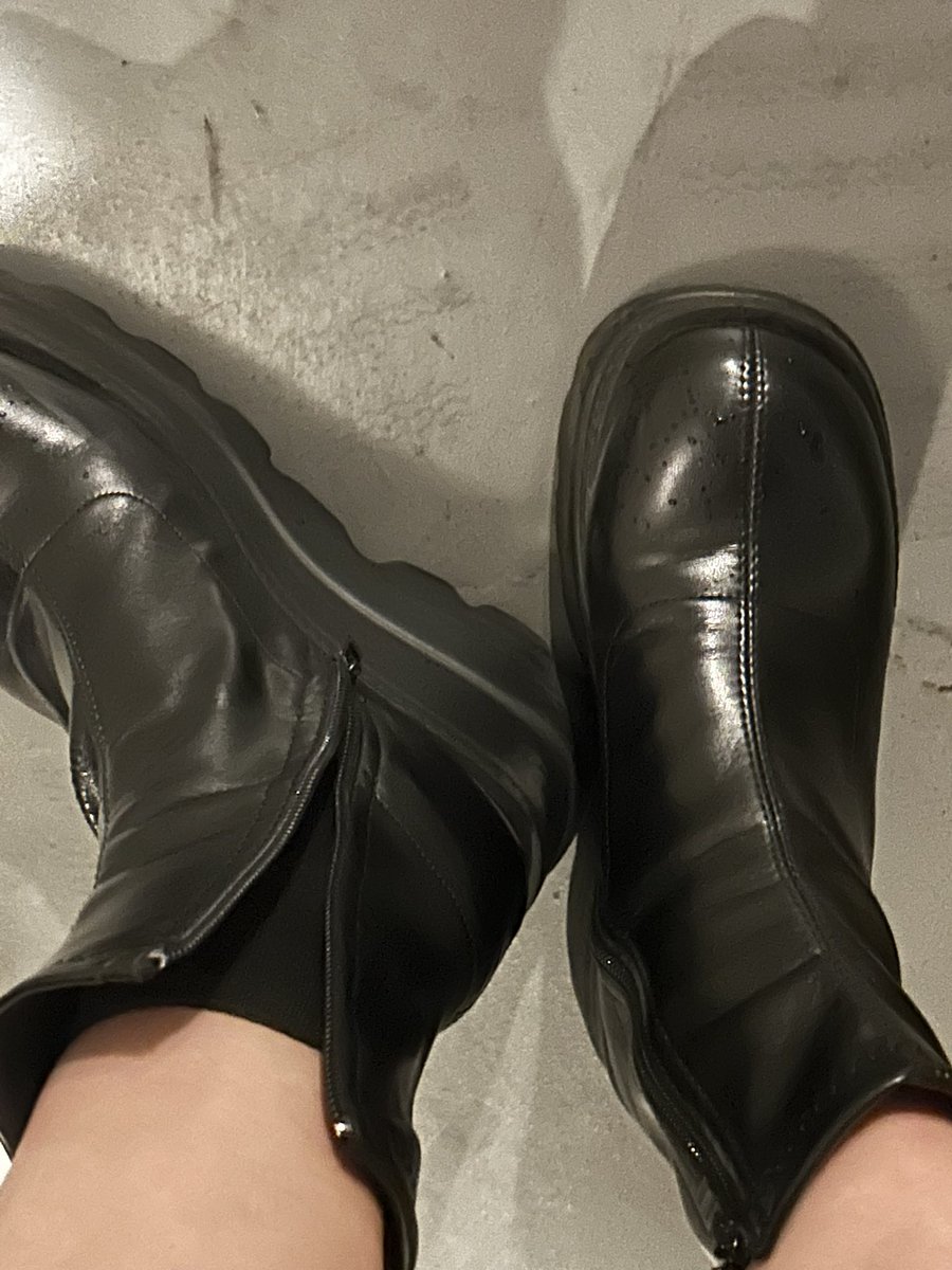 ringonohanabi's tweet photo. 今日はくるぶしじゃなくて
ショート丈の黒ソックス🧦
雨降ってきてブーツ濡れたけど厚底すぎて靴下は無事✌️

これでブーツ最後かあと1回履けるか？！ https://t.co/hjIbrHXeu8
