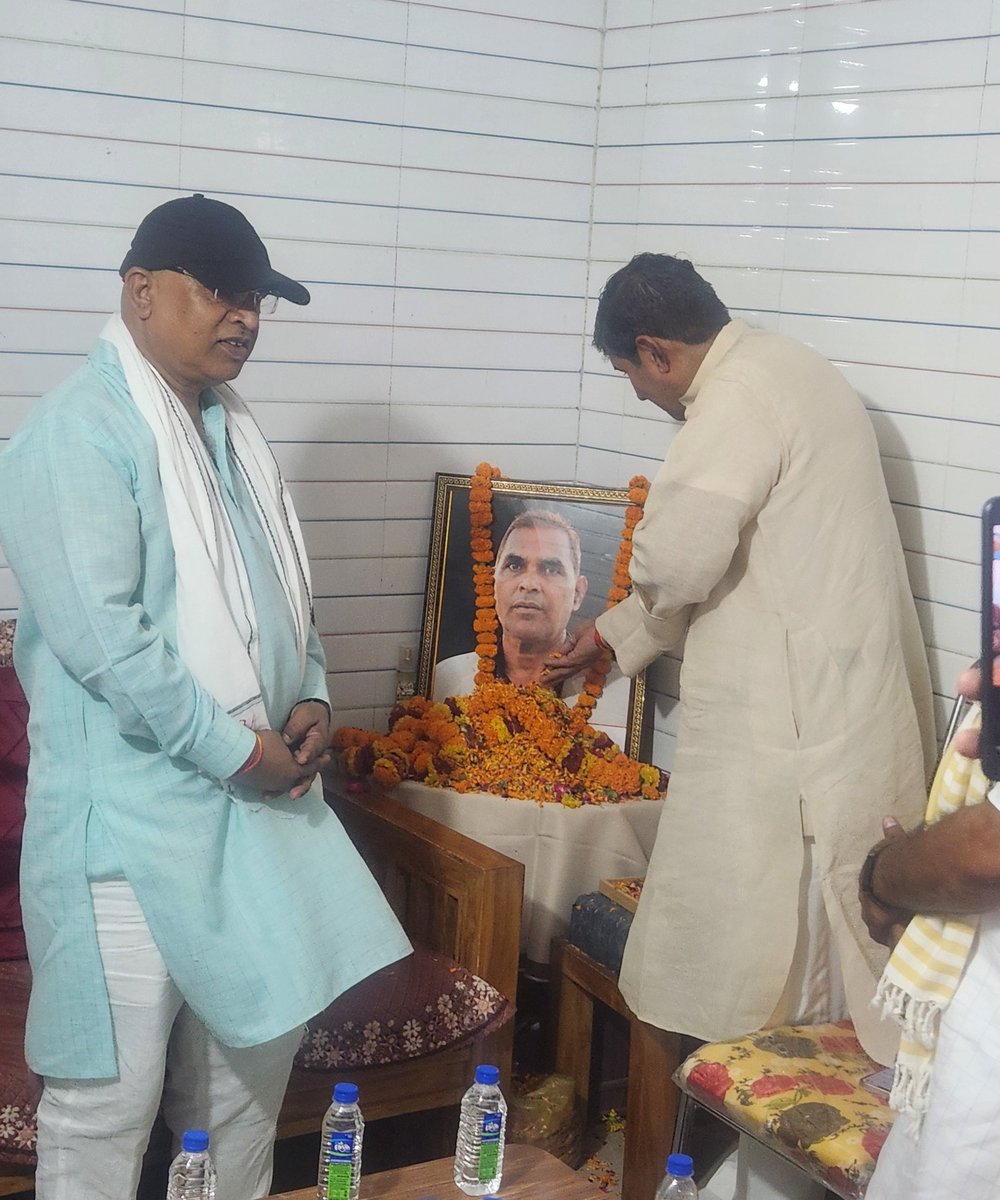 ShrichandSharma's tweet photo. कानपुर-बुंदेलखंड के क्षेत्रीय अध्यक्ष भाजपा श्रीमान प्रकाश पाल जी भाईसाहब के भाई का स्वर्गवास होने के उपरांत आज कानपुर स्थित उनके आवास पहुंचकर अपनी शोक संवेदनाएं व्यक्त की।
ओम शांति शांति
#ShrichandSharmaMLC https://t.co/XbCs02RFlf