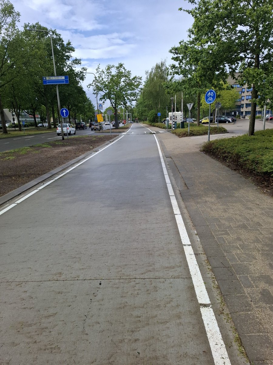 Fietser_Zwolle's tweet photo. Het nieuwe #fietspad langs de Zwartewaterallee is door de @Gemeente_Zwolle voorzien van belijning. Helemaal goed. Kantlijnmarkering cc @ZwolleFietst https://t.co/aDEumcD6gD