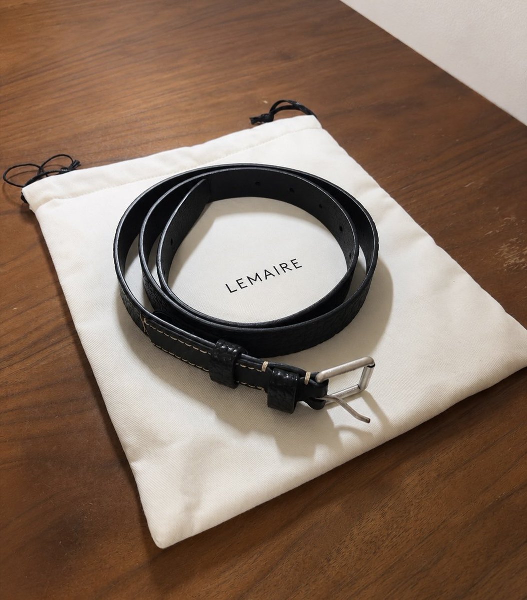 blueeeee__99's tweet photo. LEMAIRE reverse belt black
2.5mmのベルト幅かなり使いやすいかも。 https://t.co/ahWoi6rwiD