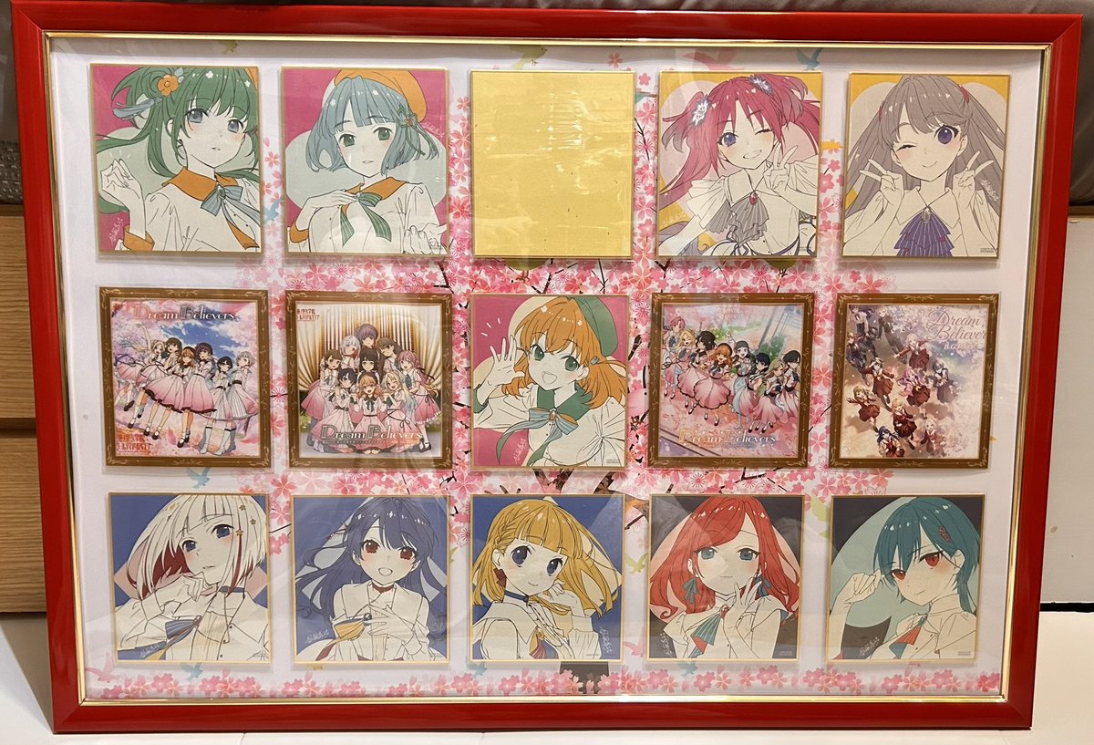 CHUCK___KNIFE's tweet photo. みてみて〜色紙飾ってみた🪷

姫芽ちゃんは連番者と兵庫公演で交換するか完成までしばし待たれよ(*´∀｀*)

飾り方気になるから他の人のもみたい✨
#蓮ノ空
#映画蓮ノ空 https://t.co/WbdtmOgLBq