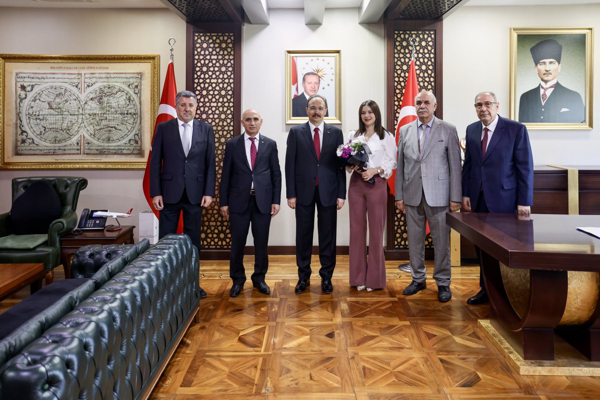 SiirtValiligi's tweet photo. Valimiz ve Belediye Başkan V. Sn. @Dr_KemalKzlkaya, Sosyal Güvenlik Haftası ve Sosyal Güvenlik Kurumu’nun 20. kuruluş yıl dönümü dolayısıyla SGK İl Müdürü Abdulcelil İlbaş ve beraberindeki heyeti makamında kabul etti.

Bu yıl “Sigorta ile İş Güvende, İşçi Güvende; Gelecek Güvende” ana temasıyla kutlanan Sosyal Güvenlik Haftası kapsamında gerçekleştirilen ziyarette; Sosyal Güvenlik Kurumu tarafından ilimizde yürütülen çalışmalar, kayıtlı istihdamın önemi, sosyal güvenliğin toplumsal dayanışmadaki yeri, kayıt dışı istihdamla mücadele çalışmaları ile vatandaşların emeklilik ve sağlık hizmetlerinden yararlanma haklarına yönelik bilgilendirme faaliyetleri ele alındı.

Sosyal Güvenlik Haftası’nı kutlayan Vali Kızılkaya, sosyal güvenlik bilincinin artırılmasının ve kayıtlı istihdamın teşvik edilmesinin büyük önem taşıdığını ifade etti.

Kamu hizmetlerinin etkin, erişilebilir ve vatandaş odaklı bir anlayışla yürütülmesinin önemine dikkat çeken Vali Kızılkaya, #SGK personeline çalışmalarında başarılar diledi.

@csgbakanligi
#Siirt
