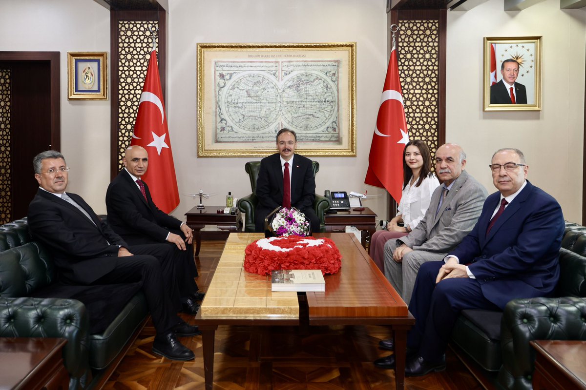 SiirtValiligi's tweet photo. Valimiz ve Belediye Başkan V. Sn. @Dr_KemalKzlkaya, Sosyal Güvenlik Haftası ve Sosyal Güvenlik Kurumu’nun 20. kuruluş yıl dönümü dolayısıyla SGK İl Müdürü Abdulcelil İlbaş ve beraberindeki heyeti makamında kabul etti.

Bu yıl “Sigorta ile İş Güvende, İşçi Güvende; Gelecek Güvende” ana temasıyla kutlanan Sosyal Güvenlik Haftası kapsamında gerçekleştirilen ziyarette; Sosyal Güvenlik Kurumu tarafından ilimizde yürütülen çalışmalar, kayıtlı istihdamın önemi, sosyal güvenliğin toplumsal dayanışmadaki yeri, kayıt dışı istihdamla mücadele çalışmaları ile vatandaşların emeklilik ve sağlık hizmetlerinden yararlanma haklarına yönelik bilgilendirme faaliyetleri ele alındı.

Sosyal Güvenlik Haftası’nı kutlayan Vali Kızılkaya, sosyal güvenlik bilincinin artırılmasının ve kayıtlı istihdamın teşvik edilmesinin büyük önem taşıdığını ifade etti.

Kamu hizmetlerinin etkin, erişilebilir ve vatandaş odaklı bir anlayışla yürütülmesinin önemine dikkat çeken Vali Kızılkaya, #SGK personeline çalışmalarında başarılar diledi.

@csgbakanligi
#Siirt