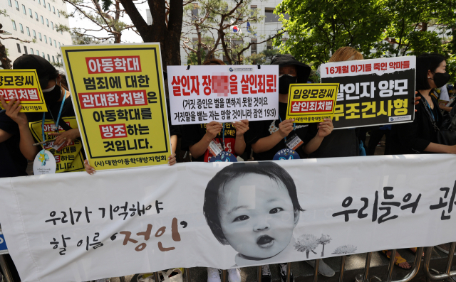yeditor_i's tweet photo. “16개월 아이를 그렇게 만든 사람도
5년 지나면 다시 사회로 나옵니다.”

정인이 사건 양부가 오늘 만기 출소했다는 소식에
다시 많은 사람들이 분노하고 있습니다.

그 작은 아이가
얼마나 아팠는지,
얼마나 무서웠는지,

당시 부검 결과를 봤던 사람들은 아직도 잊지 못합니다.

소장과 대장 장간막 파열,
췌장 절단,
복부 출혈…

어른의 폭력을 견디다 못해
결국 세상을 떠난 16개월 아이였습니다.

당시 양부는
“아내의 학대 사실을 몰랐다”
고 주장했습니다.

하지만 재판부조차
“아이 상태를 충분히 알 수 있는 위치였는데
몰랐다는 건 납득하기 어렵다”
고 했었죠.

솔직히 많은 사람들이 지금도 이해를 못합니다.

아이를 키워본 사람들은 압니다.

아이 표정만 봐도,
걷는 모습만 봐도,
울음소리만 들어도

어디 아픈지 느껴질 때가 많습니다.

그런데 지속적인 학대를 정말 몰랐다?

그래서 더 분노하는 겁니다.

그리고 더 무서운 건
정인이 사건 이후에도
아동학대 사건은 계속 반복되고 있다는 현실입니다.

그때도 다들 말했습니다.
“다시는 이런 일 없어야 한다.”

하지만 시간이 지나면
사람들은 조금씩 잊고,
또 다른 아이가 뉴스에 등장합니다.

아이들은 스스로를 지킬 힘이 없습니다.

그래서 사회가 더 민감해야 하고,
주변 어른들이 더 관심 가져야 하고,
아동학대 처벌과 대응 시스템도
더 강해져야 한다고 생각합니다.

정인이 이름이
그냥 잠깐 분노했다 사라지는 사건으로만
남지 않았으면 합니다.