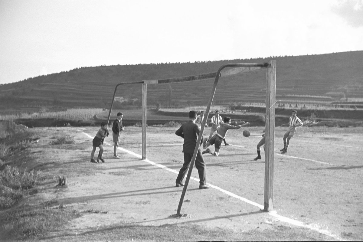 AjuntamentBerga's tweet photo. 📢 La cinquena imatge del calendari ‘AL CARRER! 12 records de joc i gaudi’ mostra un partit de futbol, l’any 1953. 
Una pilota, això és l’única cosa necessària per posar-se a jugar. Pot arribar a ser una competició o simplement un partit entre amics, uns xuts per passar el temps. https://t.co/QXFQG662Co