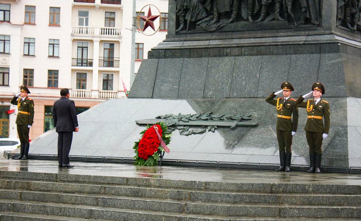 HMVijithaHerath's tweet photo. Honoured to commence my official visit to the Republic of Belarus 🇧🇾 by attending a solemn ceremony at Victory Square and laying a wreath in remembrance of the fallen soldiers.

The ceremony paid tribute to the sacrifice and resilience of the people of Belarus, and reflected our shared respect for peace, sovereignty, and friendship.

Erected in 1954, the Victory Monument in Victory  Square stands as one of the most important national symbols of remembrance in Belarus.
@BelarusMFA 🇱🇰 🤝🇧🇾