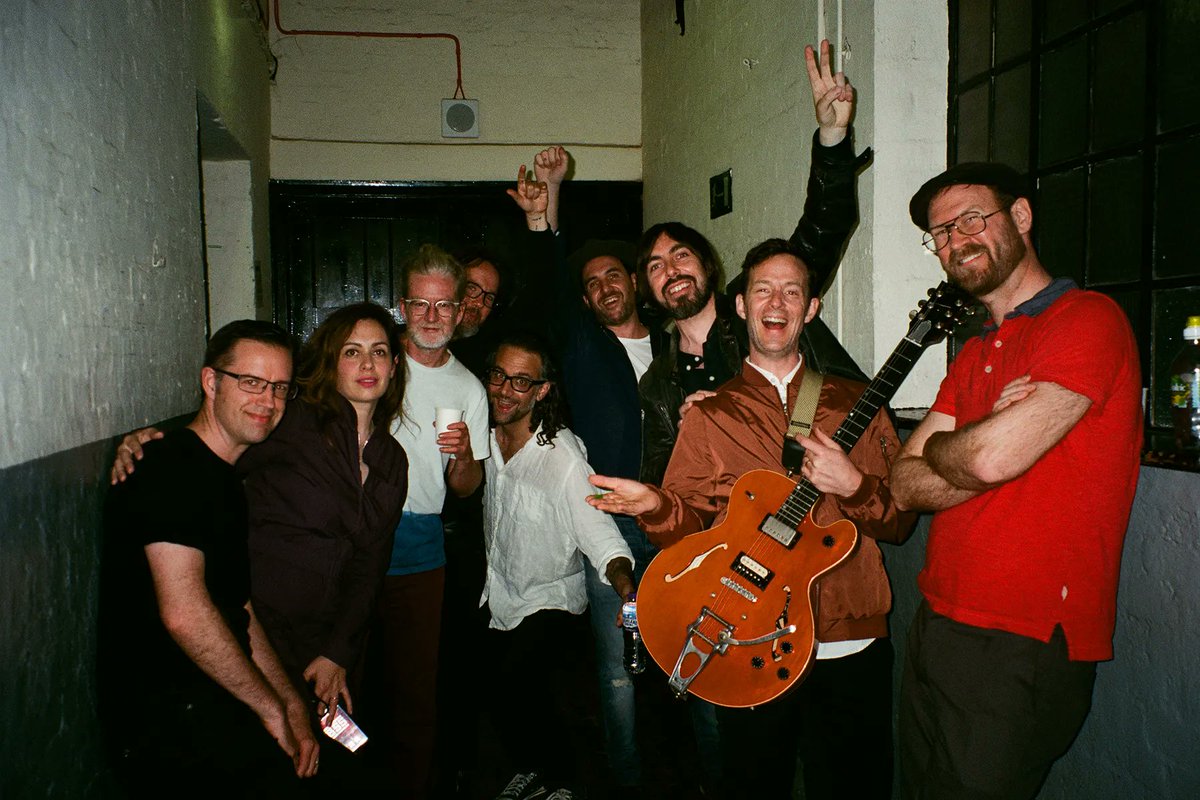 rollingstonejp's tweet photo. 【Interview】
Broken Social Scene

「人間であることを思い出せ」
ブロークン・ソーシャル・シーンが語る復活劇

▼記事はこちら
🔗https://t.co/x2g4PRSa3s

カナダの伝説的バンドが再集結、9年ぶりニューアルバム『Remember The Humans』の制作背景とは？

@bssmusic #BrokenSocialScene https://t.co/DgrbcYYOti