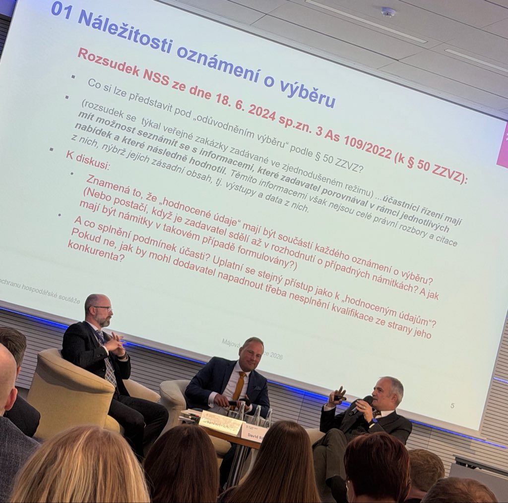 KucerkaMiroslav's tweet photo. Na Májové konferenci #ÚOHS výbornej panel Florian x Raus x Mikeš. Tihle by byli na podcast a rozhodně by to nebyla nuda! Skvělej formát, dobý výběr témat a od diskutujicich top erudovanej výstup a postřehy - tohle by mělo být častěji. Májovka opět nezklamává a pro zakázkáře je to spolu s Valečí od #AVZ must have💪🏻 za @LegalKgs tady barvy hájíme pravidelně a to, že zaznívá  v příspěvcích a na kafi řízeni s BVA, to nás hřeje😍