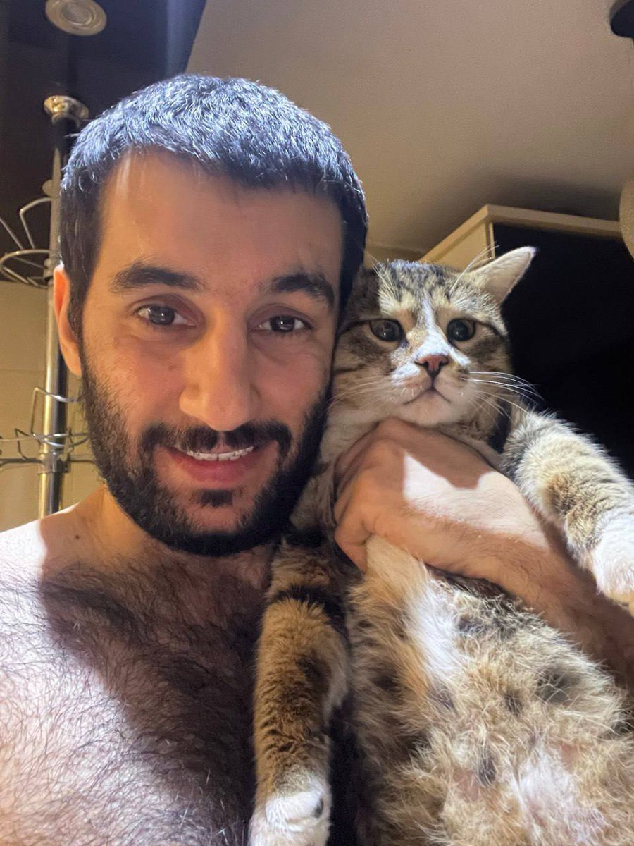 bleucub94's tweet photo. #عرفان_افراشته ، یکی از دوستان من در ایران امروز ۱۳ می به دست جمهوری اسهالی به قتل رسید و اعدام شد.
 از صبح یاد خاطراتمون میوفتم و اشکام بند نمیاد اما قسم به خون دوستام ایستاده ام تا پایان و نه می‌بخشم و نه فراموش میکنم.
صدای زندانیان سیاسی ایران باشید.
#StopExecutionsInIran https://t.co/85IFFw19Ja