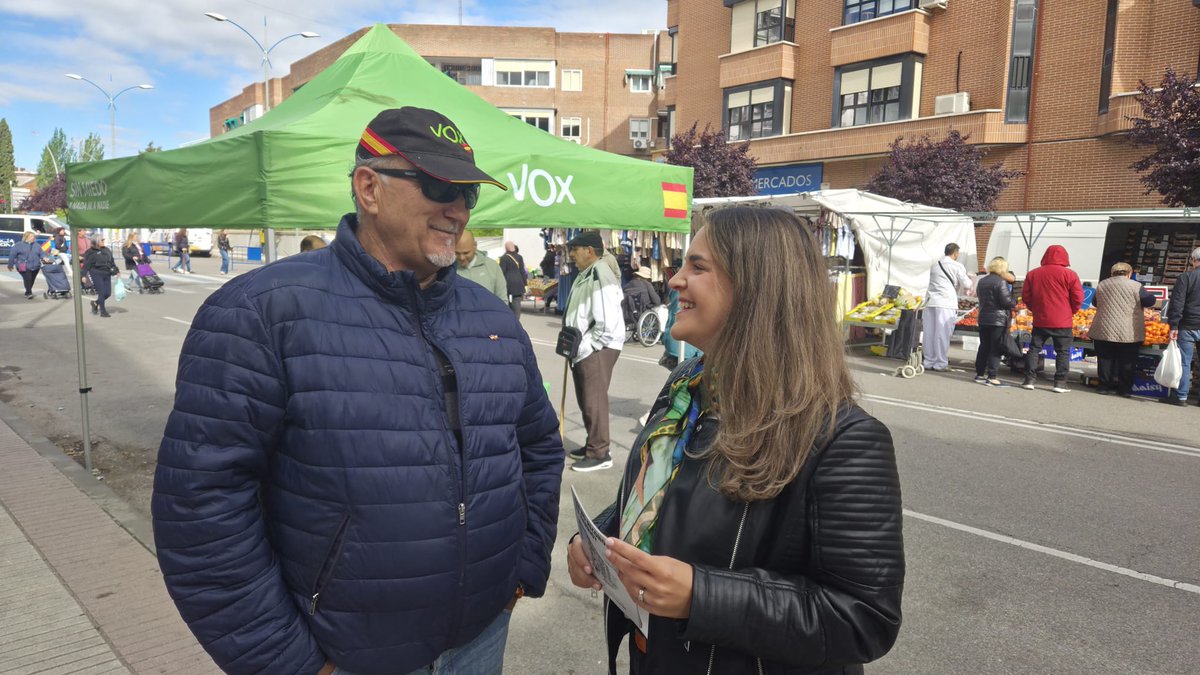 Vox_Fuenlabrada's tweet photo. Hoy hemos estado en la calle, junto a los vecinos de Fuenlabrada, informando sobre la Prioridad Nacional y sus derechos 🇪🇸💪🏻

#SentidoComún 
#PrioridadNacional
@beitalr y @Carlos_Mpv https://t.co/EpRYiefWiM