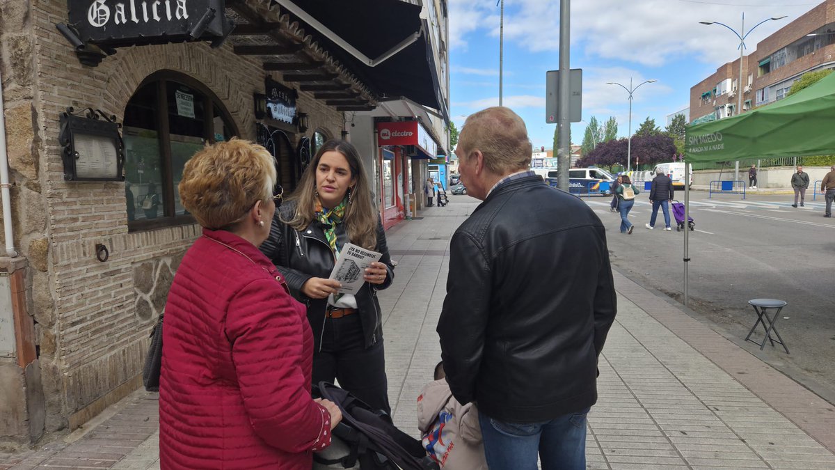 Vox_Fuenlabrada's tweet photo. Hoy hemos estado en la calle, junto a los vecinos de Fuenlabrada, informando sobre la Prioridad Nacional y sus derechos 🇪🇸💪🏻

#SentidoComún 
#PrioridadNacional
@beitalr y @Carlos_Mpv https://t.co/EpRYiefWiM