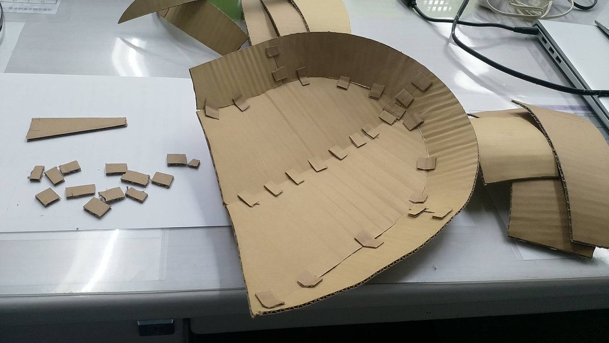 Macochin's tweet photo. 先月からの懸念だった問題の一つが一段落したので、久々に作りかけのマスクを進めてみました。
青森の工作マスター、エムタン先生のヒーローマスク素体Cタイプをベースにまた何かこしらえようかと考えております。
ちなみに私は部品の接着は段ボールの切れ端を使いホットボンドで点付け処理してます。 https://t.co/4CjU4bQy0x