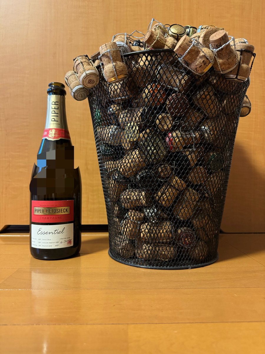 s1wine's tweet photo. このコルクの山、どうしよう…まだこれ以外にもある https://t.co/CFfGdoJ2zd