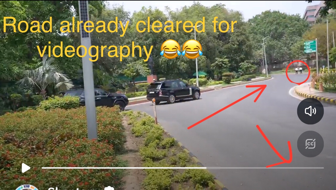 ieaglewatch's tweet photo. @shaandelhite ZERO TRAFFIC
ROAD CLEARED
🤔Did you not notice entire ROAD section is SPECIFICALLY CLEARED for VIDEOGRAPHY
🤔If SECURITY FORCES stand at point-A &amp; point-B &amp; ZERO VEHICLE in between these 2 points, ROADS scanned &amp; SANITIZED, he won’t even need 2nd car 😂😂
Whom are they FOOLING 🤔 https://t.co/oVbZo1lPqR