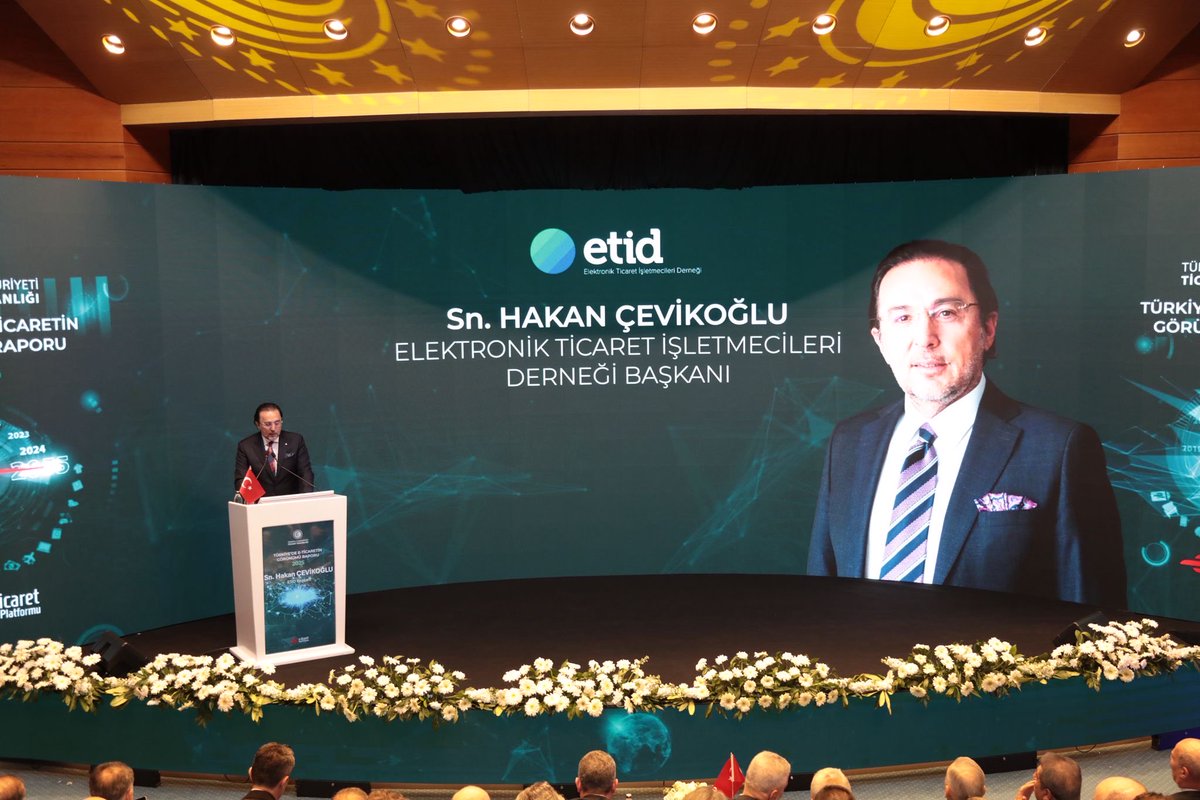 hkncevikoglu's tweet photo. Ticaret Bakanımız Sayın Prof. Dr. Ömer Bolat’ın ev sahipliğinde; değerli kamu ve sektör temsilcilerimizin katılımlarıyla gerçekleştirilen “Türkiye’de 2025 Yılı E-Ticaretin Görünümü Raporu” tanıtım toplantısına katıldık.

Ticaret Bakanlığı Elektronik Ticaret Dairesi tarafından hazırlanan bu kapsamlı rapor; Türkiye’nin dijital ticarette ulaştığı ölçeği, sektörün dönüşüm hızını ve e-ticaretin ekonomimiz içerisindeki stratejik konumunu ortaya koyması açısından son derece kıymetlidir.

2025 yılı itibarıyla;
•⁠ Toplam e-ticaret hacmi %52,2 artışla 4,57 trilyon TL’yi aşmıştır.
•⁠ Perakende e-ticaret hacmi %51,8 artarak 2,46 trilyon TL’ye ulaşmıştır.
•⁠ ABD doları bazında e-ticaret hacmi 2019-2025 yılları arasında %382 artış göstermiştir.
•⁠ E-ticaretin GSYH içindeki payı %6,9; genel ticaret içindeki payı ise %19,3 olarak gerçekleşmiştir.
•⁠ Tüketiciden tüketiciye (C2C) e-ticaret hacmi 21,8 milyar TL’ye ulaşmıştır.
•⁠ Hızlı ticaret hacmi %55,6 büyüyerek 388,7 milyar TL seviyesine yükselmiştir.
•⁠ Türkiye genelinde 634 binden fazla işletme aktif olarak e-ticaret faaliyetinde bulunmaktadır.

Bu değerli çalışmaya katkı sunan başta Ticaret Bakanımız Sayın Prof. Dr. Ömer Bolat olmak üzere; Bakan Yardımcımız Sayın Mahmut Gürcan’a, İç Ticaret Genel Müdürümüz Sayın Adem Başar’a ve Elektronik Ticaret Daire Başkanımız Sayın Çağatay Yasin Karaboğa’ya teşekkür ediyor, yayımlanan raporun sektörümüz ve ülkemiz adına hayırlı olmasını diliyorum.