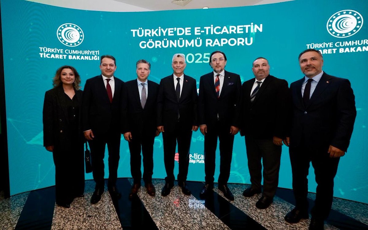 hkncevikoglu's tweet photo. Ticaret Bakanımız Sayın Prof. Dr. Ömer Bolat’ın ev sahipliğinde; değerli kamu ve sektör temsilcilerimizin katılımlarıyla gerçekleştirilen “Türkiye’de 2025 Yılı E-Ticaretin Görünümü Raporu” tanıtım toplantısına katıldık.

Ticaret Bakanlığı Elektronik Ticaret Dairesi tarafından hazırlanan bu kapsamlı rapor; Türkiye’nin dijital ticarette ulaştığı ölçeği, sektörün dönüşüm hızını ve e-ticaretin ekonomimiz içerisindeki stratejik konumunu ortaya koyması açısından son derece kıymetlidir.

2025 yılı itibarıyla;
•⁠ Toplam e-ticaret hacmi %52,2 artışla 4,57 trilyon TL’yi aşmıştır.
•⁠ Perakende e-ticaret hacmi %51,8 artarak 2,46 trilyon TL’ye ulaşmıştır.
•⁠ ABD doları bazında e-ticaret hacmi 2019-2025 yılları arasında %382 artış göstermiştir.
•⁠ E-ticaretin GSYH içindeki payı %6,9; genel ticaret içindeki payı ise %19,3 olarak gerçekleşmiştir.
•⁠ Tüketiciden tüketiciye (C2C) e-ticaret hacmi 21,8 milyar TL’ye ulaşmıştır.
•⁠ Hızlı ticaret hacmi %55,6 büyüyerek 388,7 milyar TL seviyesine yükselmiştir.
•⁠ Türkiye genelinde 634 binden fazla işletme aktif olarak e-ticaret faaliyetinde bulunmaktadır.

Bu değerli çalışmaya katkı sunan başta Ticaret Bakanımız Sayın Prof. Dr. Ömer Bolat olmak üzere; Bakan Yardımcımız Sayın Mahmut Gürcan’a, İç Ticaret Genel Müdürümüz Sayın Adem Başar’a ve Elektronik Ticaret Daire Başkanımız Sayın Çağatay Yasin Karaboğa’ya teşekkür ediyor, yayımlanan raporun sektörümüz ve ülkemiz adına hayırlı olmasını diliyorum.