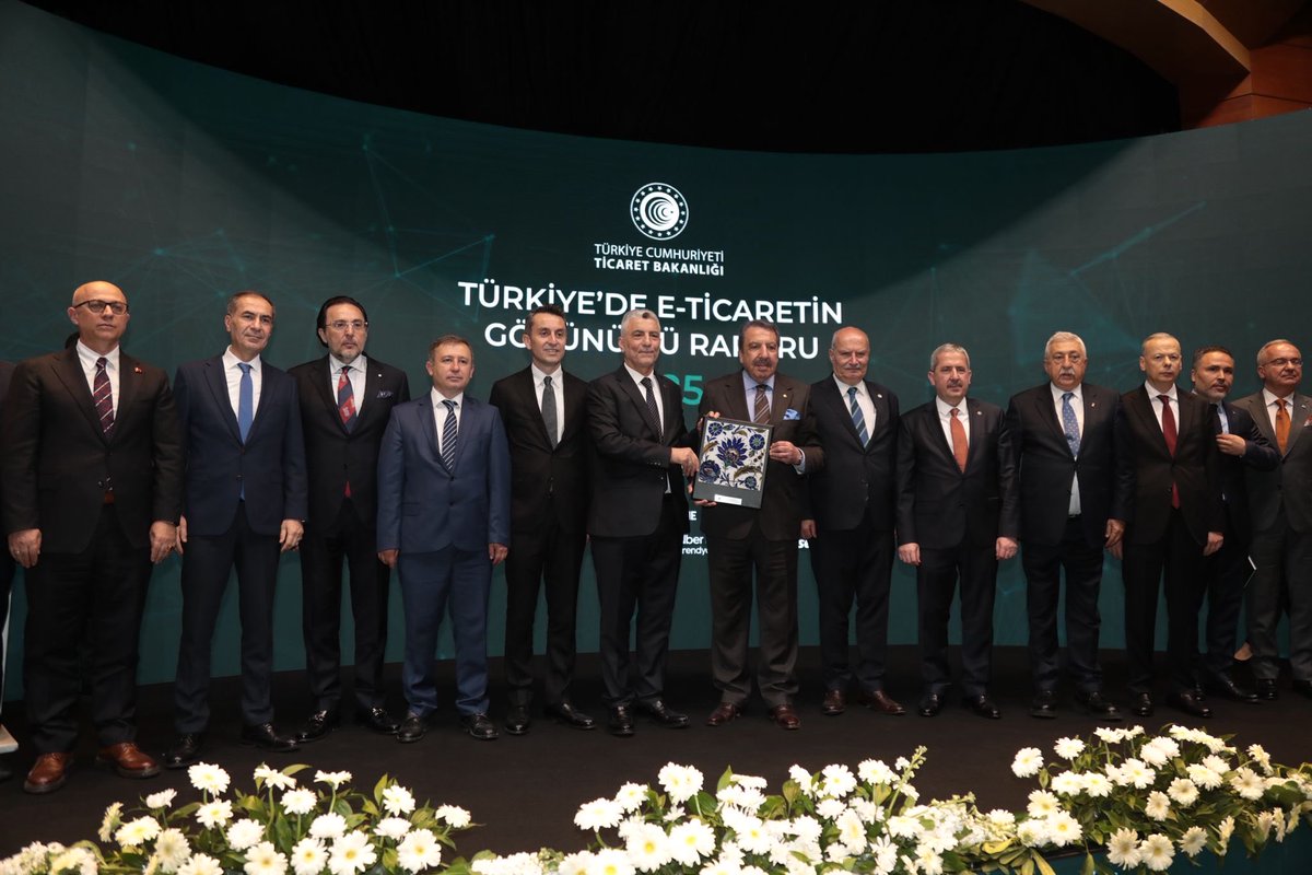 hkncevikoglu's tweet photo. Ticaret Bakanımız Sayın Prof. Dr. Ömer Bolat’ın ev sahipliğinde; değerli kamu ve sektör temsilcilerimizin katılımlarıyla gerçekleştirilen “Türkiye’de 2025 Yılı E-Ticaretin Görünümü Raporu” tanıtım toplantısına katıldık.

Ticaret Bakanlığı Elektronik Ticaret Dairesi tarafından hazırlanan bu kapsamlı rapor; Türkiye’nin dijital ticarette ulaştığı ölçeği, sektörün dönüşüm hızını ve e-ticaretin ekonomimiz içerisindeki stratejik konumunu ortaya koyması açısından son derece kıymetlidir.

2025 yılı itibarıyla;
•⁠ Toplam e-ticaret hacmi %52,2 artışla 4,57 trilyon TL’yi aşmıştır.
•⁠ Perakende e-ticaret hacmi %51,8 artarak 2,46 trilyon TL’ye ulaşmıştır.
•⁠ ABD doları bazında e-ticaret hacmi 2019-2025 yılları arasında %382 artış göstermiştir.
•⁠ E-ticaretin GSYH içindeki payı %6,9; genel ticaret içindeki payı ise %19,3 olarak gerçekleşmiştir.
•⁠ Tüketiciden tüketiciye (C2C) e-ticaret hacmi 21,8 milyar TL’ye ulaşmıştır.
•⁠ Hızlı ticaret hacmi %55,6 büyüyerek 388,7 milyar TL seviyesine yükselmiştir.
•⁠ Türkiye genelinde 634 binden fazla işletme aktif olarak e-ticaret faaliyetinde bulunmaktadır.

Bu değerli çalışmaya katkı sunan başta Ticaret Bakanımız Sayın Prof. Dr. Ömer Bolat olmak üzere; Bakan Yardımcımız Sayın Mahmut Gürcan’a, İç Ticaret Genel Müdürümüz Sayın Adem Başar’a ve Elektronik Ticaret Daire Başkanımız Sayın Çağatay Yasin Karaboğa’ya teşekkür ediyor, yayımlanan raporun sektörümüz ve ülkemiz adına hayırlı olmasını diliyorum.