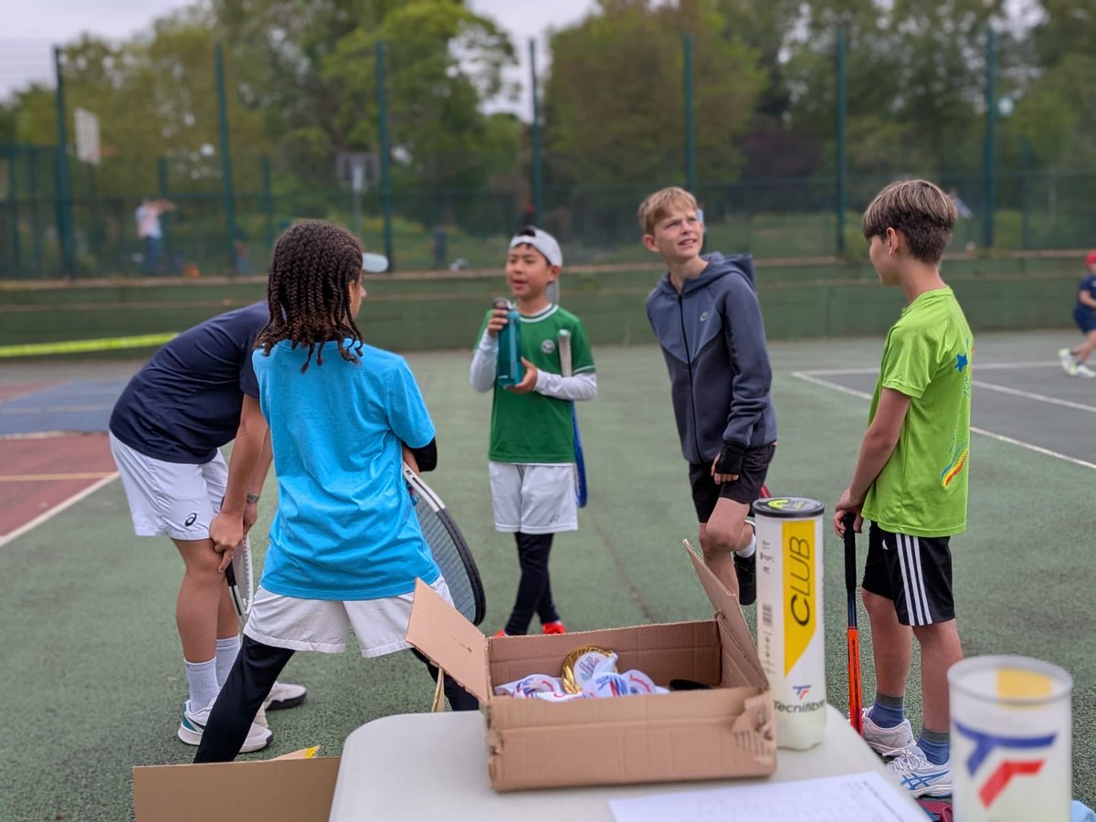 hackneytennis's tweet photo. Well done to our Hackney Juniors who took part in the Play Your Way to Wimbledon event! 👏👏
Great to see exciting matches &amp; good sportsmanship from the players! 🤩🎾
#PlayYourWayToWimbledon #Wimbledon #LTA #JuniorCompetition # JuniorTennis https://t.co/PwlNDTDMH7