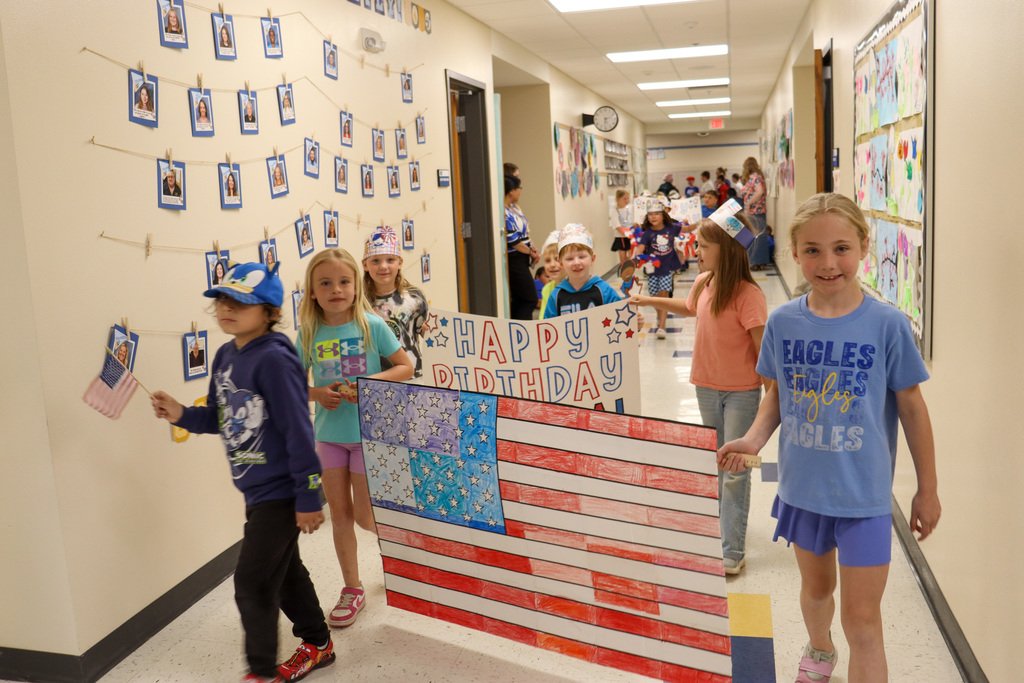 AberdeenMME's tweet photo. On Friday, Mike Miller Elementary celebrated America's 250th birthday with a parade of patriotic floats! ❤️🤍💙 Great job, Golden Eagles! More photos: https://t.co/qkWzcA2k4R #AberdeenPublicSchools #GoEagles 💙🦅💛 https://t.co/o4tBQf2HbU