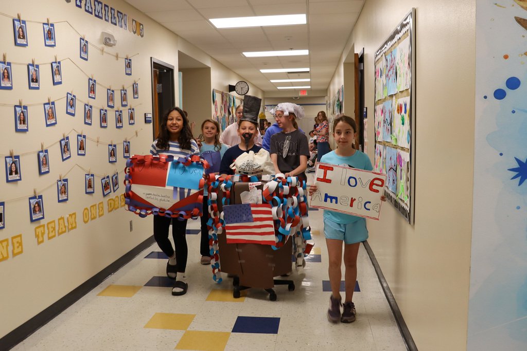 AberdeenMME's tweet photo. On Friday, Mike Miller Elementary celebrated America's 250th birthday with a parade of patriotic floats! ❤️🤍💙 Great job, Golden Eagles! More photos: https://t.co/qkWzcA2k4R #AberdeenPublicSchools #GoEagles 💙🦅💛 https://t.co/o4tBQf2HbU