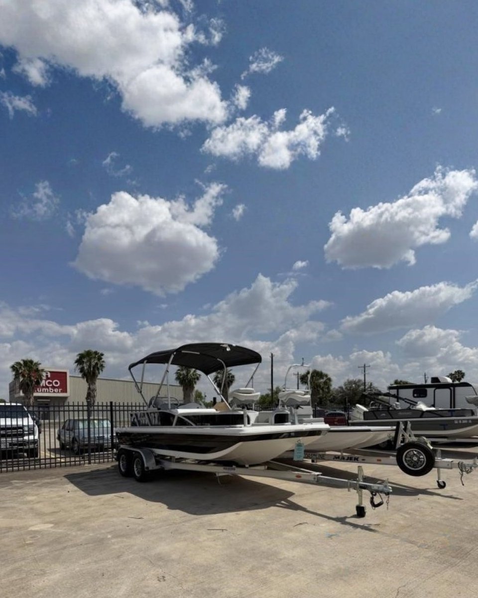 BoatHarborCom's tweet photo. Wherever you go in it, eyes will follow! 👀

🔗 https://t.co/lWjPwaZDzU

2026 HURRICANE FUNDECK 198 for sale from Ron Hoover RV &amp; Marine. BRAND NEW! Color is pitch black.

📍 Donna, TX
📞 956-597-3959

#HurricaneFundeck #PontoonBoat #BoatForSale https://t.co/E7p88uqNeq