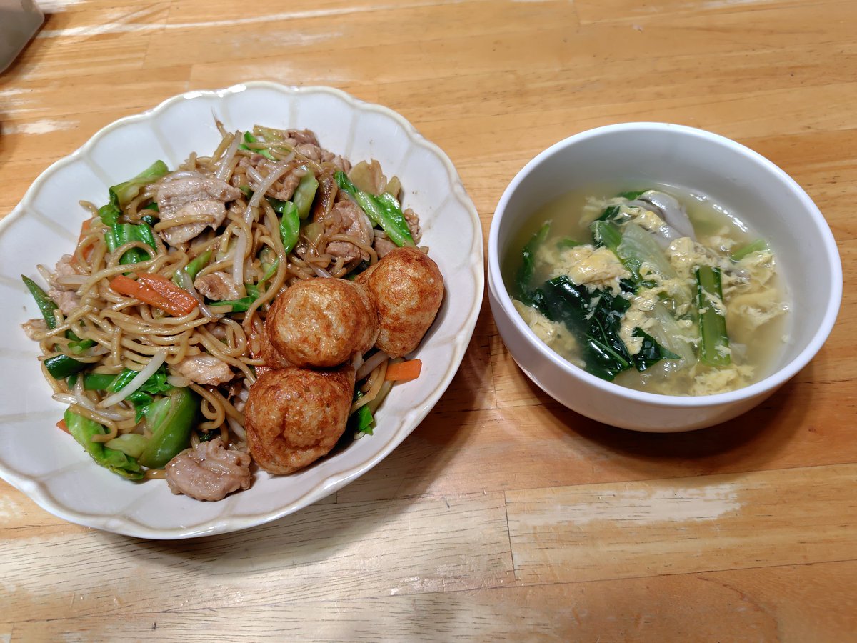 wifeofkiliko's tweet photo. 今日の夕飯は蒸し焼きそば、たこ焼き、小松菜とレタスと舞茸と卵のスープでした。
大同電鍋で焼きそばを作ってみました。ほったらかしで楽チン😁
たこ焼きが食べたくて冷凍をチンして添えました。
#キリコさんちの晩御飯 https://t.co/pZUX2A2zX1