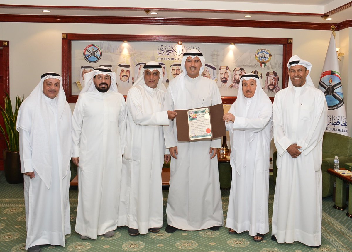 JUofKuwait's tweet photo. مجلس إدارة نقابة الصحفيين الكويتية تكرم معالي محافظ الأحمدي الشيخ حمود جابر الأحمد الصباح بدرع وشهادة التميز القيادى  والاعلامي لإتباعه سياسة الباب المفتوح و الاهتمام بتفعيل وتطوير مشاريع التنمية المتطورة في المحافظة . وتم بحث التعاون الاعلامي المشترك .
@JUofKuwait https://t.co/fr4SSMNsaR