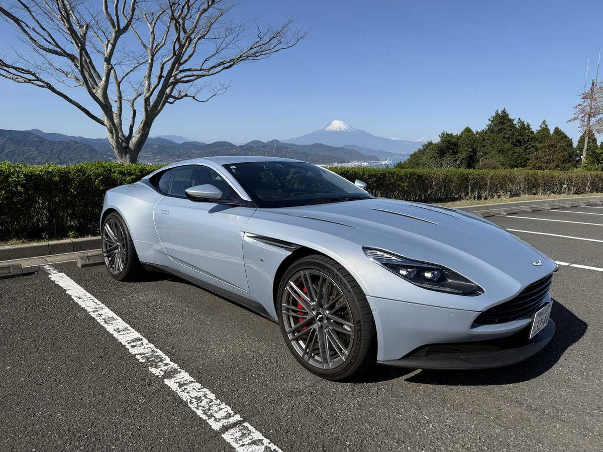 32tsuki's tweet photo. DB11が納車されてちょうど1年が経ちましたが、未だにこの車に乗っていて同じDB11を見たことがありません😭
V8 Vantageのほうも最近見ないので、静岡県ではアストンは絶滅危惧種です😅 https://t.co/oWsQMRIG8c