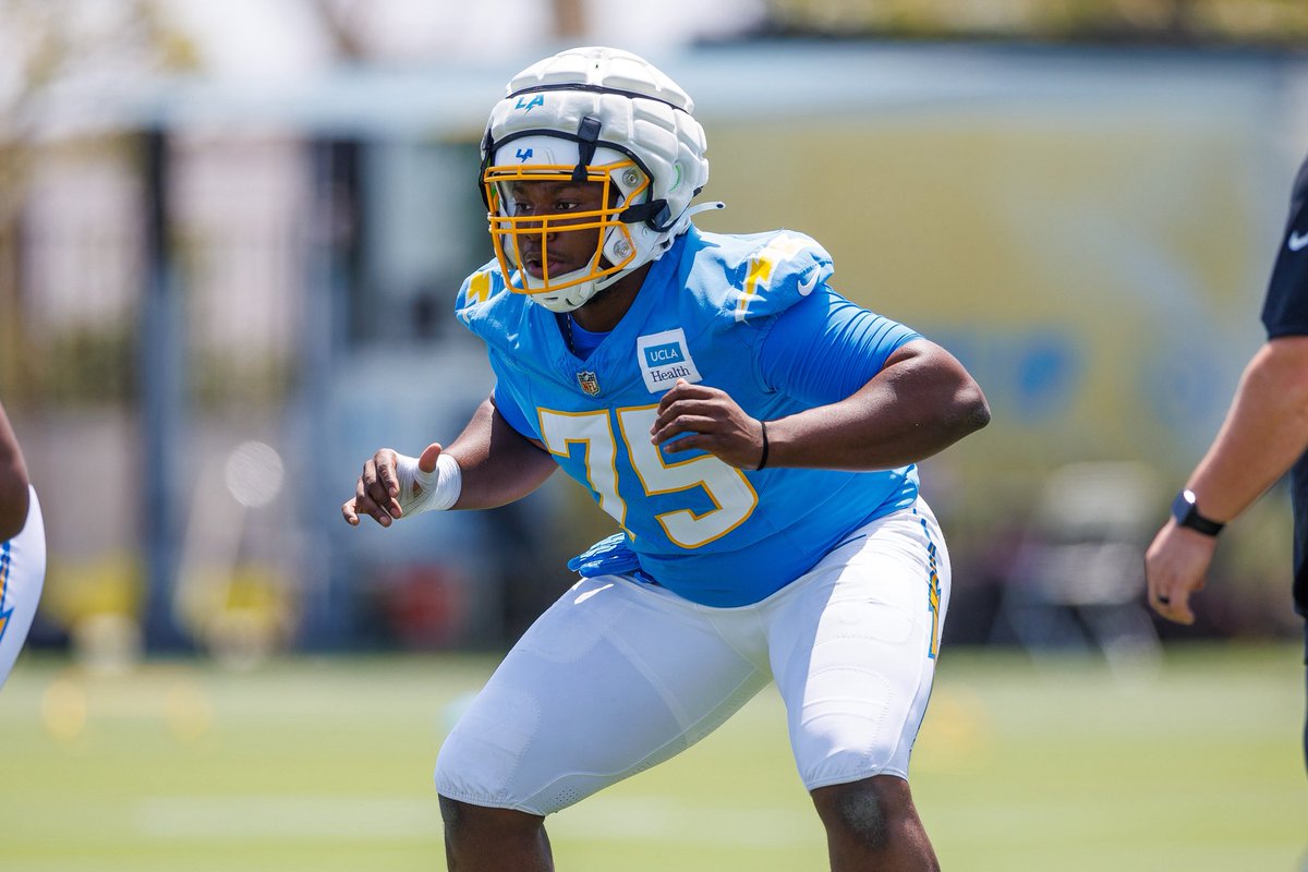 AthleteVanity's tweet photo. Big opportunity for Collins Arogunjo from Lagos, Nigeria at the Los Angeles Chargers rookie mini camp.

Collins schooled at the University of lagos. He 6’4 and weighs 300 pounds. He was trained by @EducationalBbal in Nigeria. Goodluck to him ❤️ https://t.co/y6Um0zTb1I