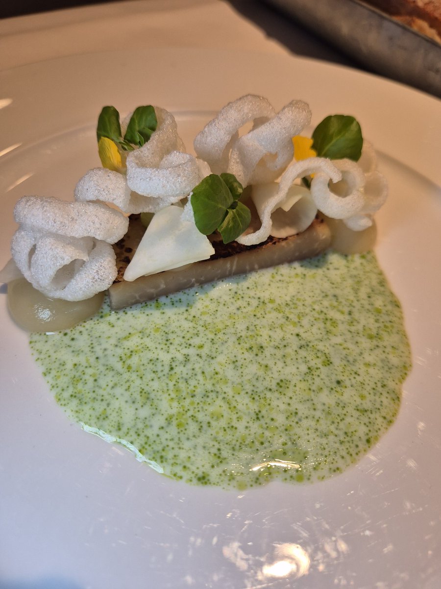 PhilippeRegol's tweet photo. #CookieCream #Berlin ⭐️
Al fondo de un pasaje escondido y destartalado,encontré después de 20mn, este interesante rte de sabrosa y original alta cocina exclusivamente vegetal.
Colinabo en dashi con leche de hierbas,zanahoria crocante con especias y chile,berenjena secada y miso. https://t.co/s9Utfx9qfO