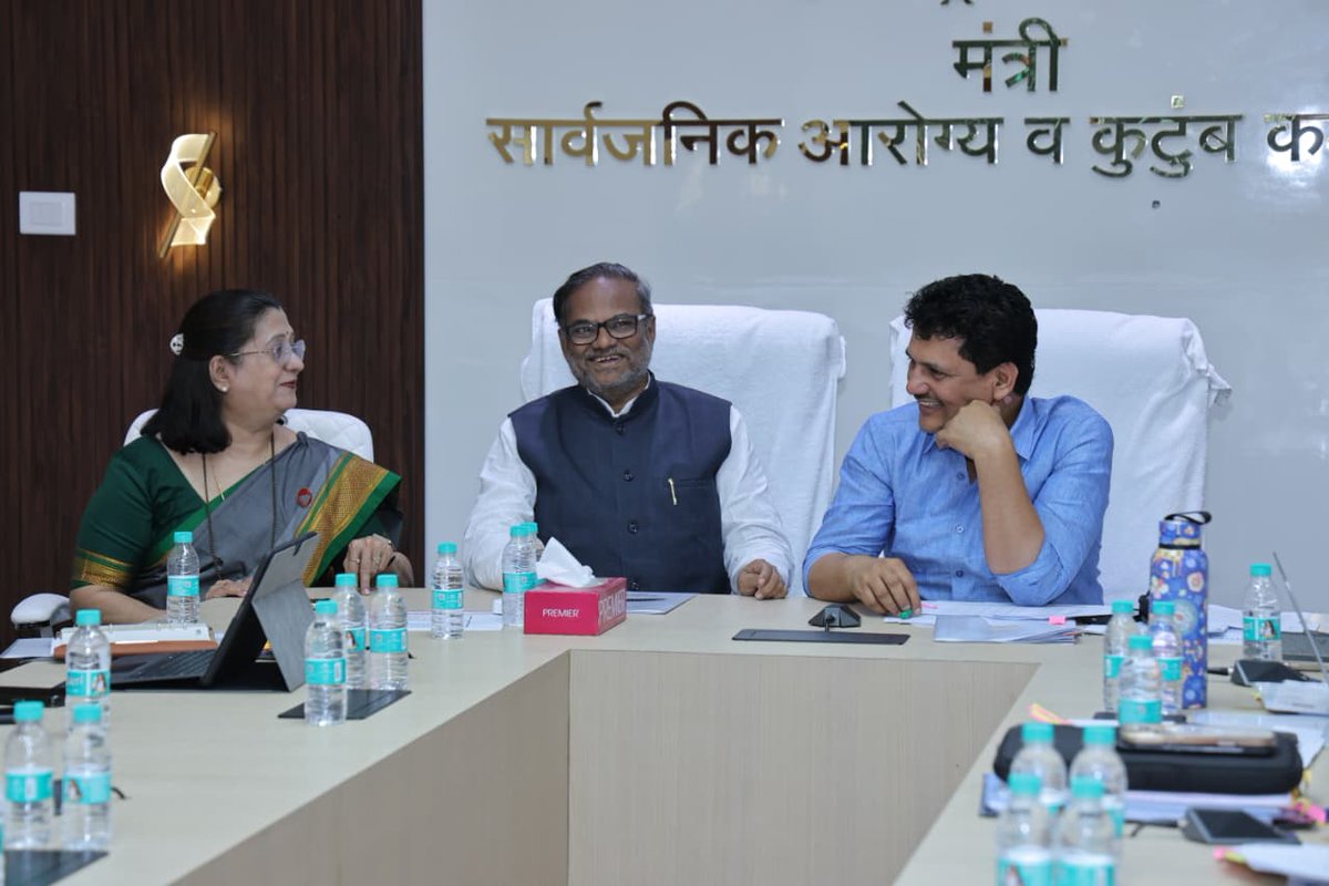 DoctorAnilBonde's tweet photo. 📍आरोग्य भवन, मुंबई | हिमोफिलिया आजाराच्या 'स्टेट स्टँडर्ड ट्रीटमेंट गाईडलाईन्स' संदर्भात विशेष बैठक 

मुंबईतील आरोग्य भवन येथे राज्याचे सार्वजनिक आरोग्य व कुटुंब कल्याण मंत्री माननीय श्री. प्रकाश आबिटकर जी यांच्या अध्यक्षतेखाली आयोजित एका महत्त्वपूर्ण बैठकीत सहभागी झालो. या बैठकीचा मुख्य उद्देश महाराष्ट्रातील हिमोफिलिया रुग्णांसाठी 'स्टेट स्टँडर्ड ट्रीटमेंट गाईडलाईन्स' (STG) म्हणजेच राज्यस्तरीय प्रमाणभूत उपचार नियमावली विकसित करणे हा होता. हिमोफिलिया हा एक जन्मजात आजार असून रुग्णांना वेळेवर निदान, नियमित उपचार आणि सातत्यपूर्ण काळजी मिळवून देण्यासाठी ही नियमावली अत्यंत मोलाची ठरणार आहे. 

या बैठकीत इंडियन मेडिकल पार्लमेंटरी फोरम (IMPF) आणि हिमोफिलिया फेडरेशन ऑफ इंडियाच्या सहकार्याने राज्यातील हिमोफिलिया उपचारांमधील त्रुटी दूर करण्यावर सविस्तर चर्चा करण्यात आली. विशेषतः १८ वर्षांखालील मुलांसाठी नियमित प्रोफिलॅक्सिस उपचार सुविधा सुरू करणे आणि 'फॅक्टर ९' च्या औषधसाठ्याची उपलब्धता सुनिश्चित करणे यांसारख्या विषयांवर चर्चा केली. 

राज्याच्या आरोग्य विभागामार्फत या आजारासाठी एक सक्षम आणि सर्वसमावेशक उपचार आराखडा तयार करण्याच्या दृष्टीने पावले उचली आहे. 

या महत्त्वपूर्ण बैठकीला माझ्यासमवेत आमदार उमाताई खापरे, आरोग्य सचिव निपुण विनायक, आरोग्य सेवा आयुक्त डॉ. कादंबरी बलकावडे, संचालक आरोग्य डॉ. डांगे, तसेच APCO India कडून विनोद भानू, बिंदू मेनन, सावियो चेयाडेन आणि इतर संबंधित कर्मचारी व अधिकारी उपस्थित होते.

#DrAnilBonde #HaemophiliaCare   #आरोग्यविभाग #महाराष्ट्रशासन