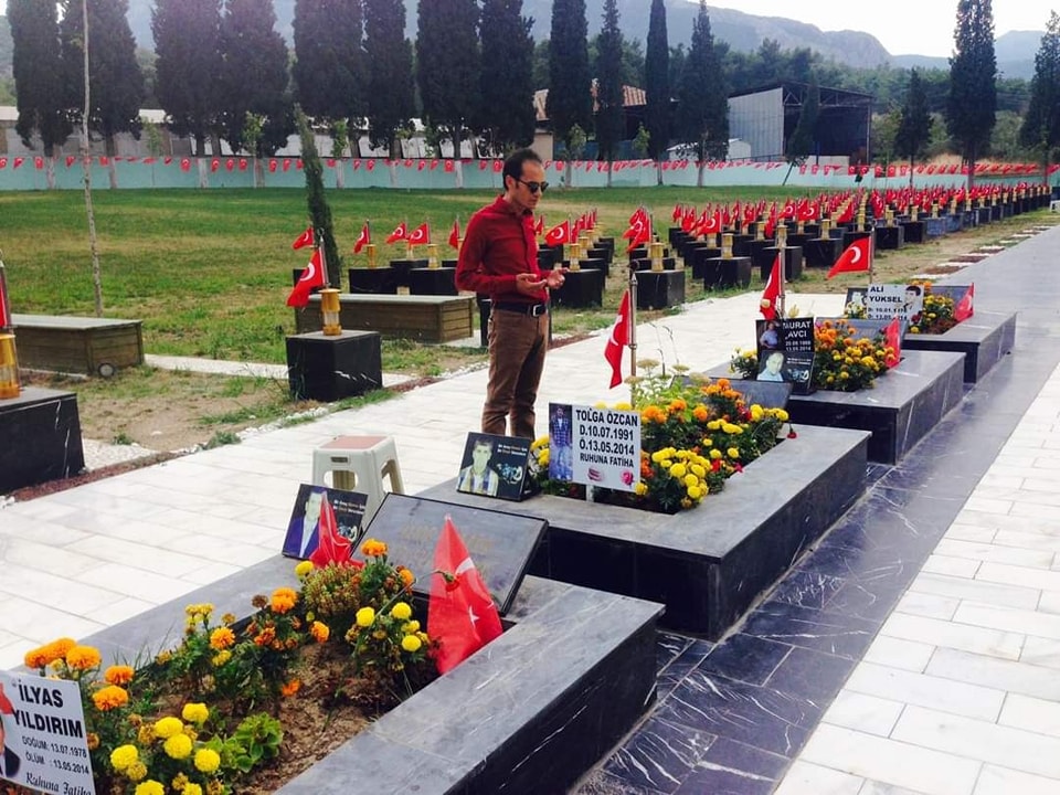 rahmiolcay's tweet photo. 13 Mayıs 2014’te yaşanan Soma Maden Faciası’nda hayatını kaybeden 301 madencimizi rahmetle anıyorum.

Emeğiyle ekmeğini kazanan kardeşlerimizin acısı hâlâ yüreğimizde. Rabbim mekanlarını cennet eylesin, ailelerine sabır versin. #Soma https://t.co/f9TQoD08Id