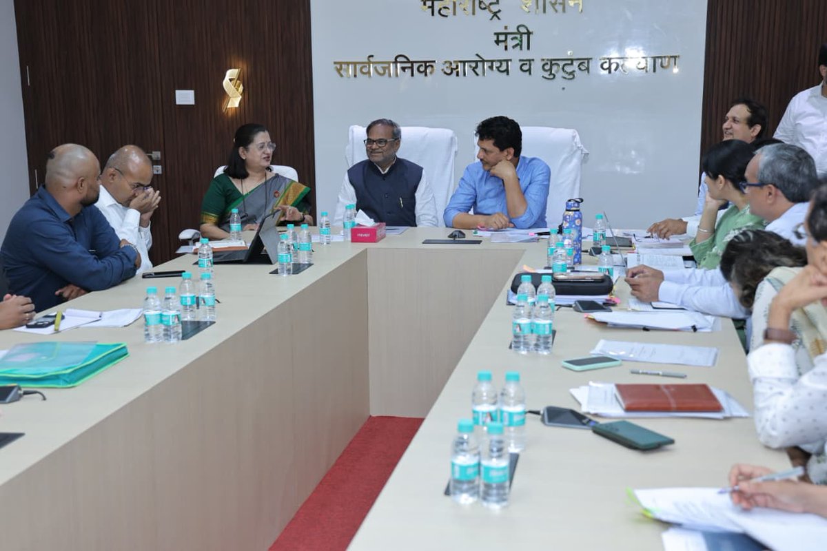 DoctorAnilBonde's tweet photo. 📍आरोग्य भवन, मुंबई | हिमोफिलिया आजाराच्या 'स्टेट स्टँडर्ड ट्रीटमेंट गाईडलाईन्स' संदर्भात विशेष बैठक 

मुंबईतील आरोग्य भवन येथे राज्याचे सार्वजनिक आरोग्य व कुटुंब कल्याण मंत्री माननीय श्री. प्रकाश आबिटकर जी यांच्या अध्यक्षतेखाली आयोजित एका महत्त्वपूर्ण बैठकीत सहभागी झालो. या बैठकीचा मुख्य उद्देश महाराष्ट्रातील हिमोफिलिया रुग्णांसाठी 'स्टेट स्टँडर्ड ट्रीटमेंट गाईडलाईन्स' (STG) म्हणजेच राज्यस्तरीय प्रमाणभूत उपचार नियमावली विकसित करणे हा होता. हिमोफिलिया हा एक जन्मजात आजार असून रुग्णांना वेळेवर निदान, नियमित उपचार आणि सातत्यपूर्ण काळजी मिळवून देण्यासाठी ही नियमावली अत्यंत मोलाची ठरणार आहे. 

या बैठकीत इंडियन मेडिकल पार्लमेंटरी फोरम (IMPF) आणि हिमोफिलिया फेडरेशन ऑफ इंडियाच्या सहकार्याने राज्यातील हिमोफिलिया उपचारांमधील त्रुटी दूर करण्यावर सविस्तर चर्चा करण्यात आली. विशेषतः १८ वर्षांखालील मुलांसाठी नियमित प्रोफिलॅक्सिस उपचार सुविधा सुरू करणे आणि 'फॅक्टर ९' च्या औषधसाठ्याची उपलब्धता सुनिश्चित करणे यांसारख्या विषयांवर चर्चा केली. 

राज्याच्या आरोग्य विभागामार्फत या आजारासाठी एक सक्षम आणि सर्वसमावेशक उपचार आराखडा तयार करण्याच्या दृष्टीने पावले उचली आहे. 

या महत्त्वपूर्ण बैठकीला माझ्यासमवेत आमदार उमाताई खापरे, आरोग्य सचिव निपुण विनायक, आरोग्य सेवा आयुक्त डॉ. कादंबरी बलकावडे, संचालक आरोग्य डॉ. डांगे, तसेच APCO India कडून विनोद भानू, बिंदू मेनन, सावियो चेयाडेन आणि इतर संबंधित कर्मचारी व अधिकारी उपस्थित होते.

#DrAnilBonde #HaemophiliaCare   #आरोग्यविभाग #महाराष्ट्रशासन