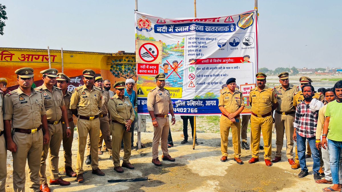 agrapolice's tweet photo. पुलिस कमिश्नर, आगरा @DeepakKumarIPS के निर्देशन में एसीपी छत्ता एवं थाना प्रभारी कमलानगर द्वारा थाना क्षेत्रांतर्गत बल्केश्वर स्थित पार्वती घाट, यमुना नदी किनारे सुरक्षा एवं जनजागरूकता हेतु चेतावनी संबंधी बोर्ड लगवाए गए।

साथ ही नदी किनारे रहने वाले स्थानीय नागरिकों को जागरूक करते हुए बच्चों को नदी में स्नान न करने देने, नदी तट पर सतर्कता एवं आवश्यक सावधानियां बरतने तथा किसी भी आपात स्थिति में तत्काल पुलिस को सूचना देने की अपील की गई।

#UPPolice