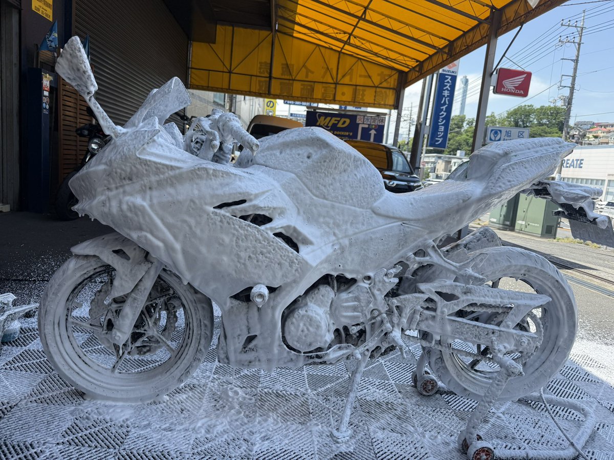 MOTOWASH243175's tweet photo. 泡から艶へ、ここまで変わる。🫧✨
徹底洗車で細部まで汚れを落とし、磨き上げてからSWISSVAXワックス施工。
タンクもホイールも、映り込みが別格。
“洗った”では終わらない。
愛車を見惚れる1台へ。
#バイク洗車 #SWISSVAX #MFD横浜店 https://t.co/rPeBnXwaZo