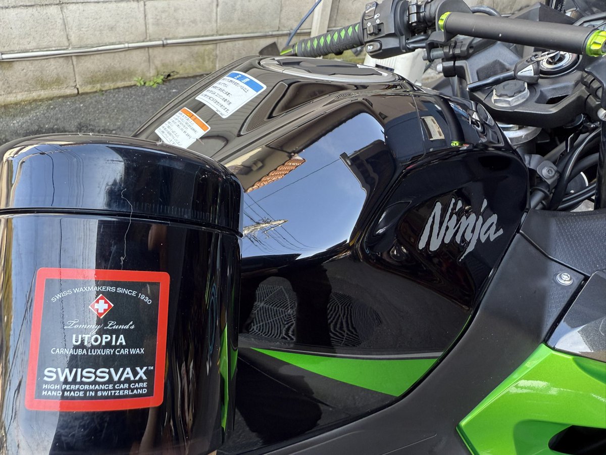 MOTOWASH243175's tweet photo. 泡から艶へ、ここまで変わる。🫧✨
徹底洗車で細部まで汚れを落とし、磨き上げてからSWISSVAXワックス施工。
タンクもホイールも、映り込みが別格。
“洗った”では終わらない。
愛車を見惚れる1台へ。
#バイク洗車 #SWISSVAX #MFD横浜店 https://t.co/rPeBnXwaZo